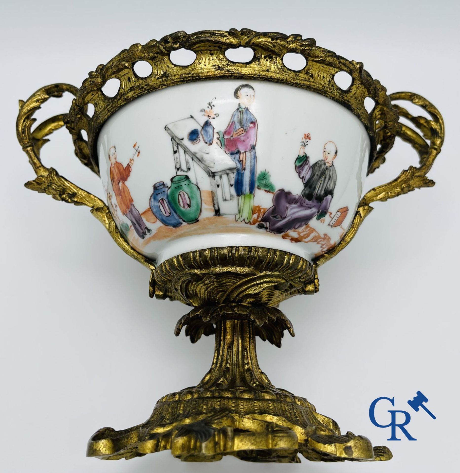 Chinese porcelain: An 18th century gilt-bronze mounted bowl in Chinese export porcelain. - Bild 4 aus 13