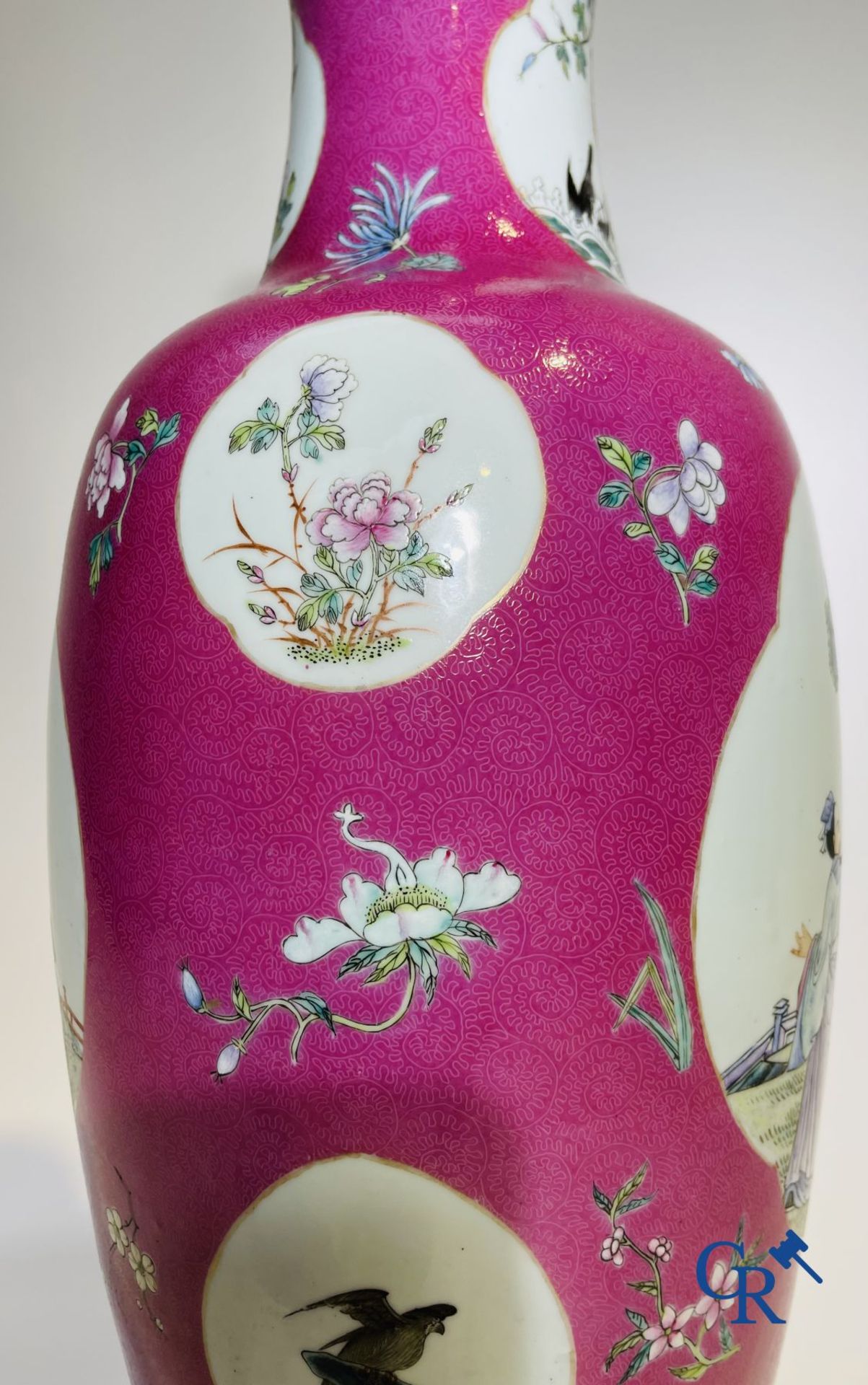 Chinese porcelain: A fine famille rose vase decorated on a red ruby background in sgraffito techniqu - Image 12 of 23