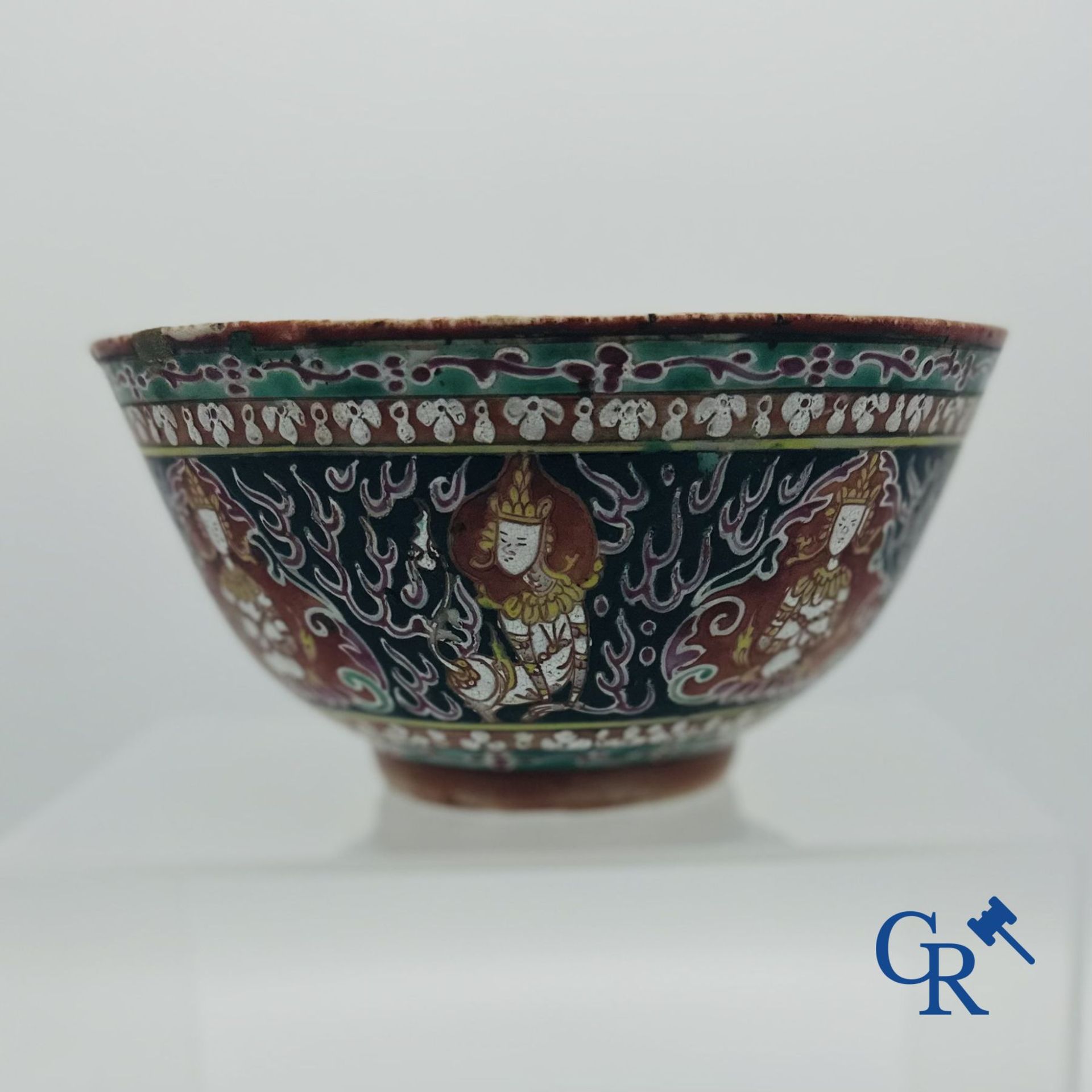 A Chinese bowl in Bencharong porcelain. 19th century. - Bild 6 aus 7