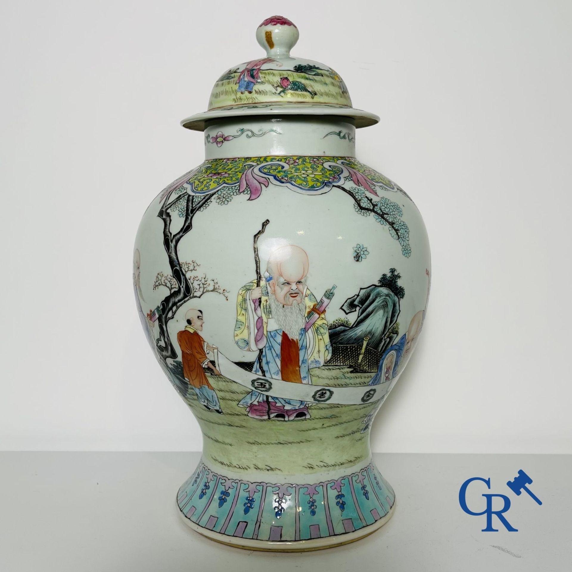 Chinese Porcelain: A Chinese famille rose lidded vase depicting Shou Lao. - Bild 2 aus 21