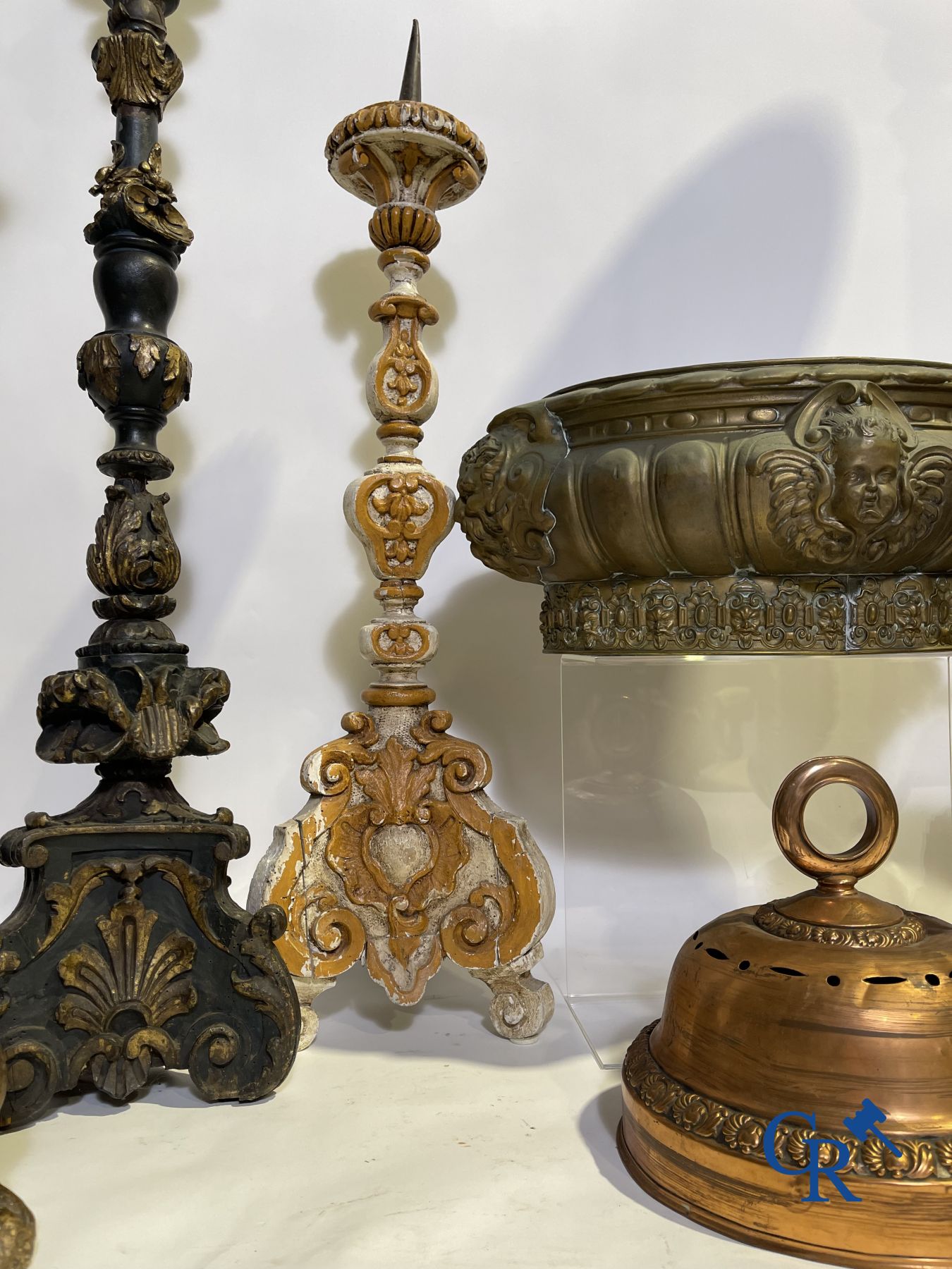 Lot of religious objects in wood and copper. 18th - 19th century. 4 candlesticks, a copper jardinier - Image 8 of 16