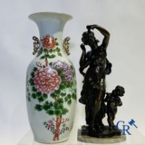 A lot of a Chinese vase, 2 statues and a fireplace set in spelter.