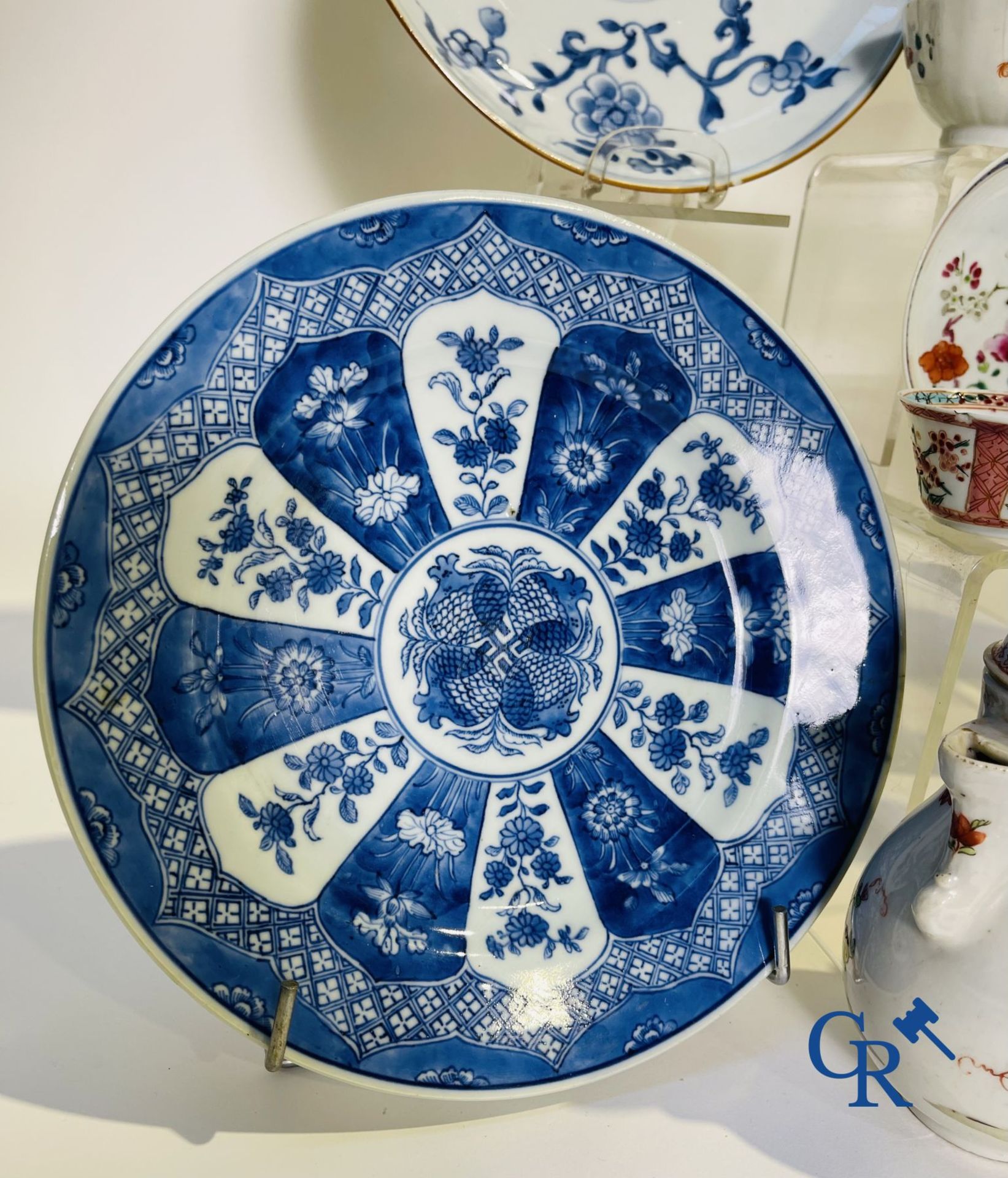 Chinese porcelain: 16 pieces of 18th and 19th century Chinese porcelain. - Image 8 of 33