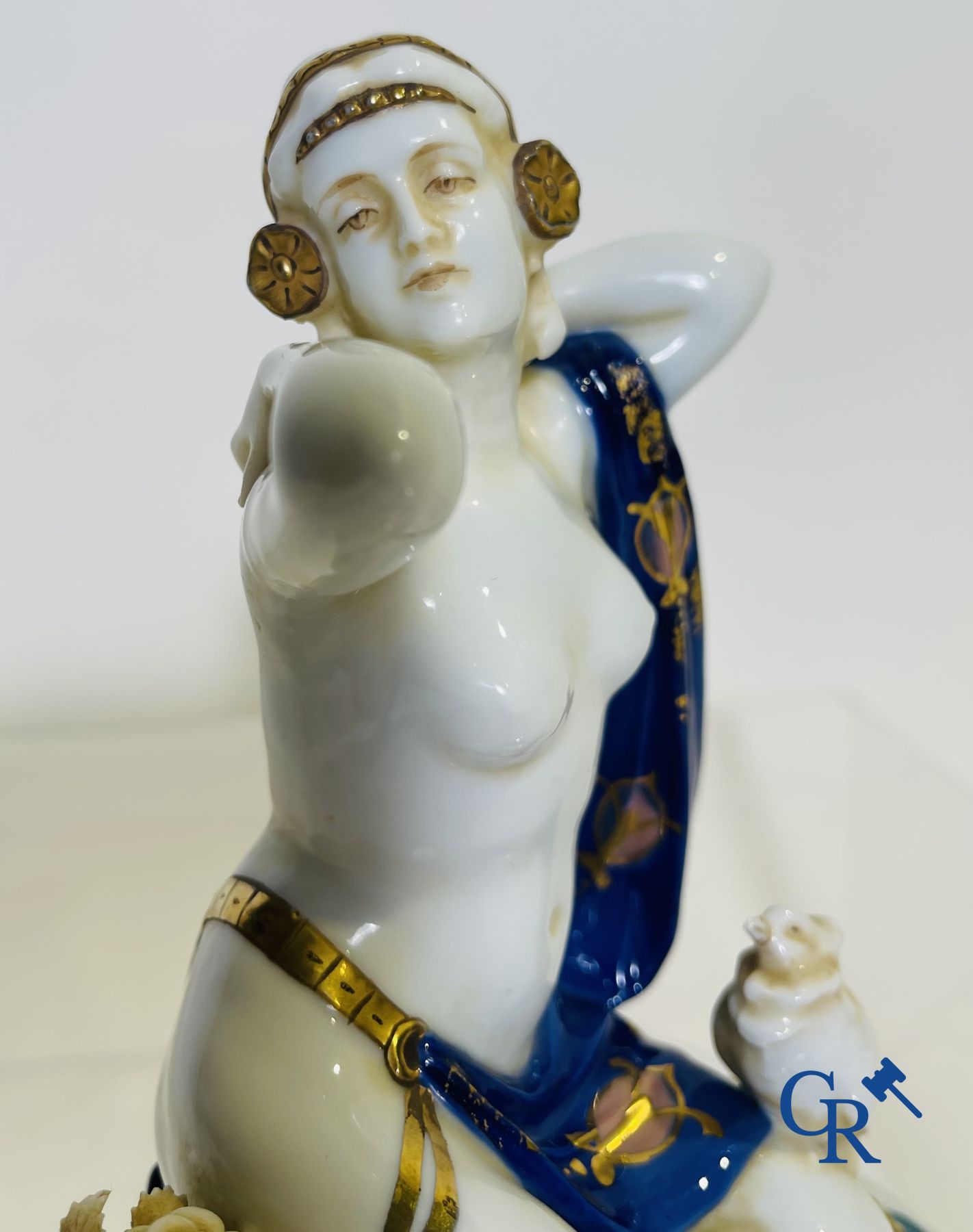 Art deco: An art deco sculpture in finely marked porcelain. - Image 7 of 9