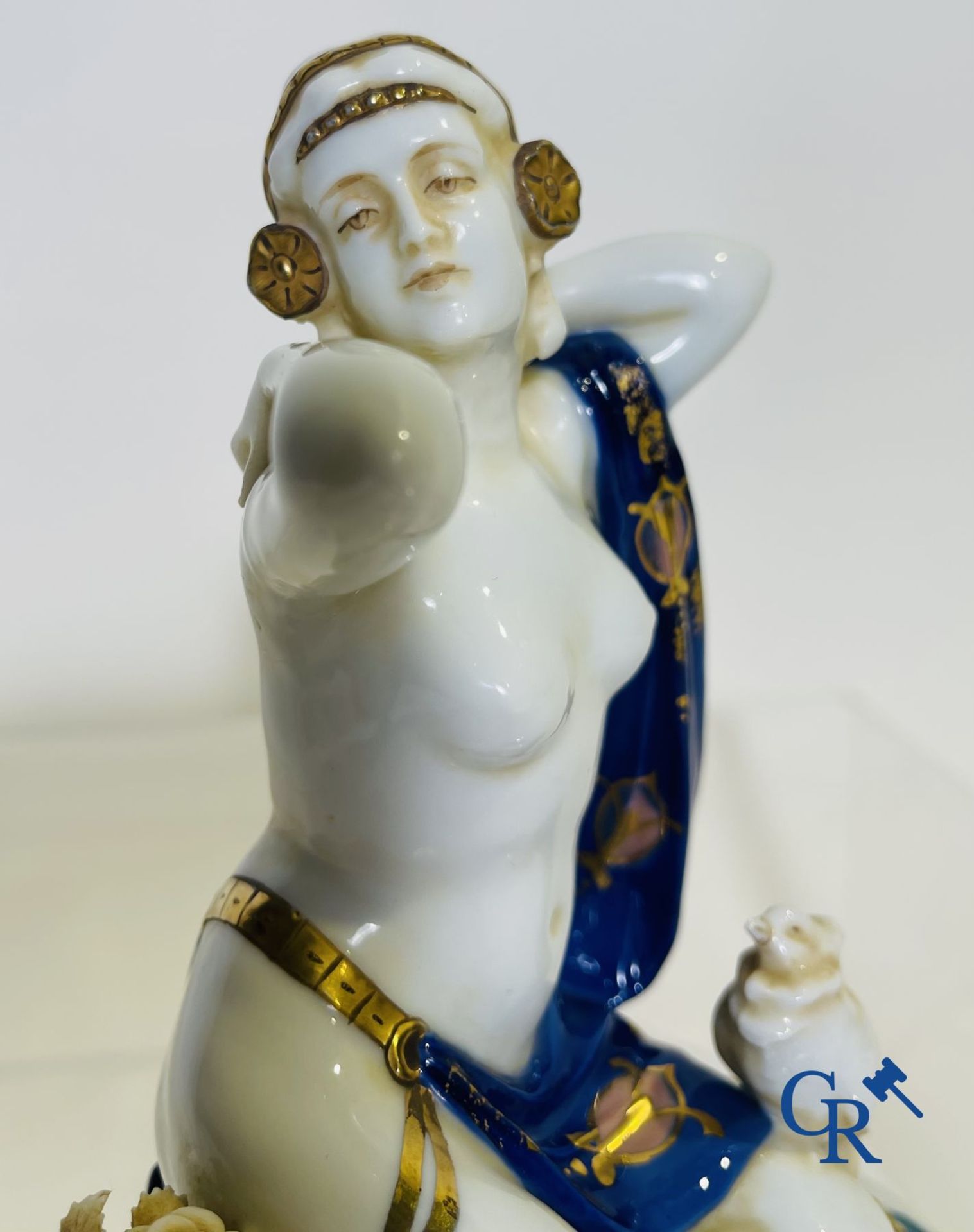 Art deco: An art deco sculpture in finely marked porcelain. - Bild 7 aus 9