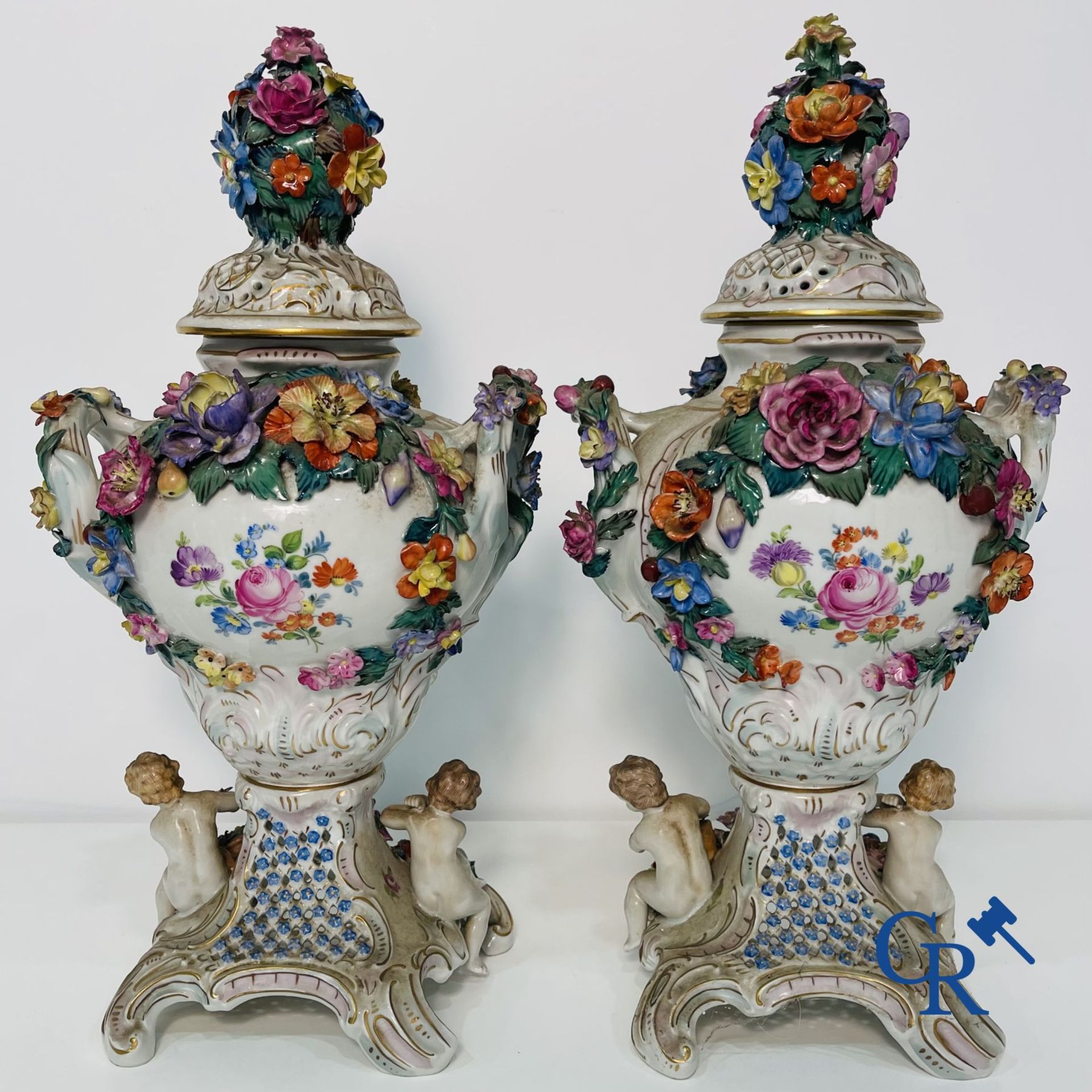 Dresden: A pair of openwork porcelain lid vases. - Image 3 of 16