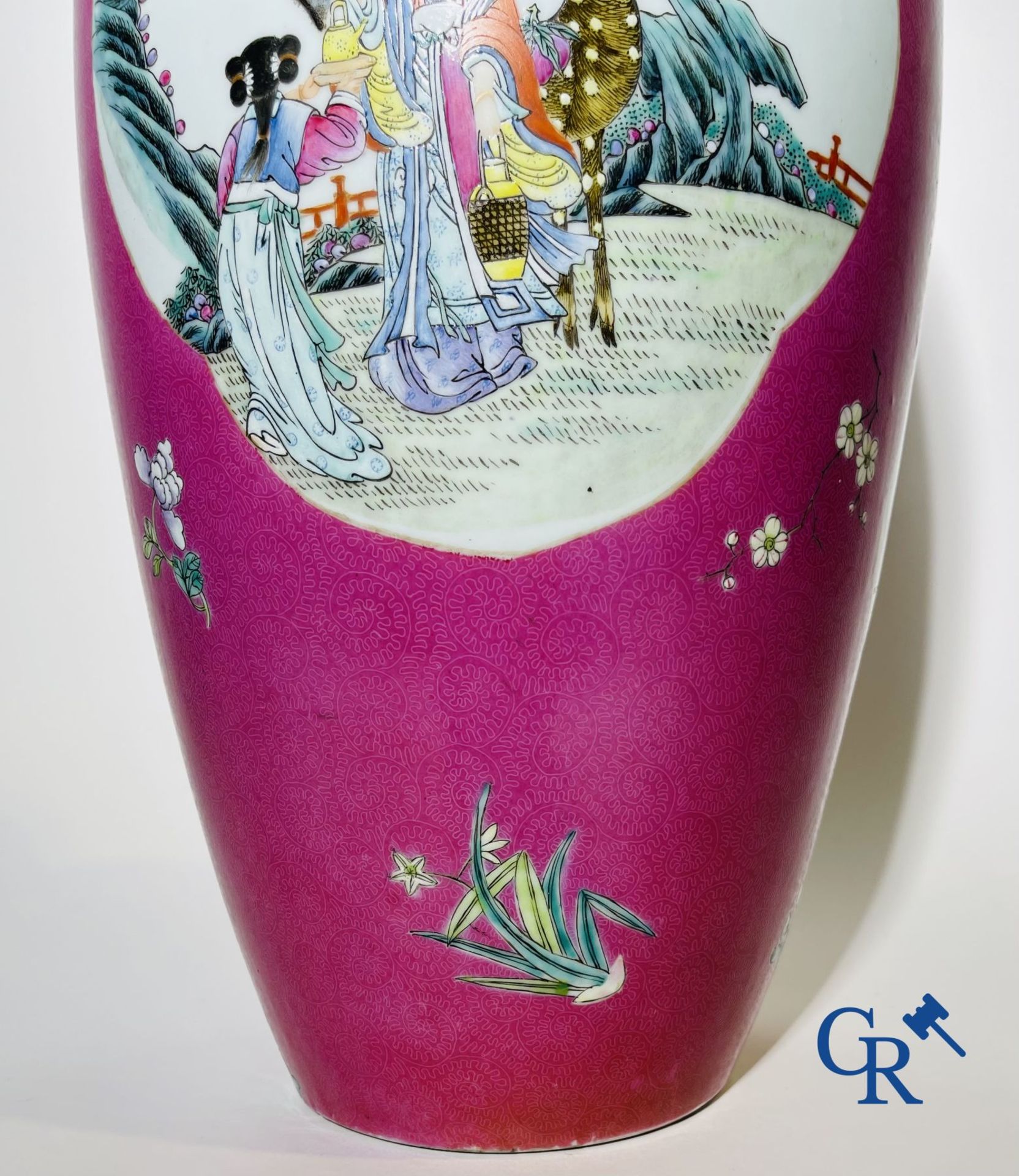 Chinese porcelain: A fine famille rose vase decorated on a red ruby background in sgraffito techniqu - Image 9 of 23