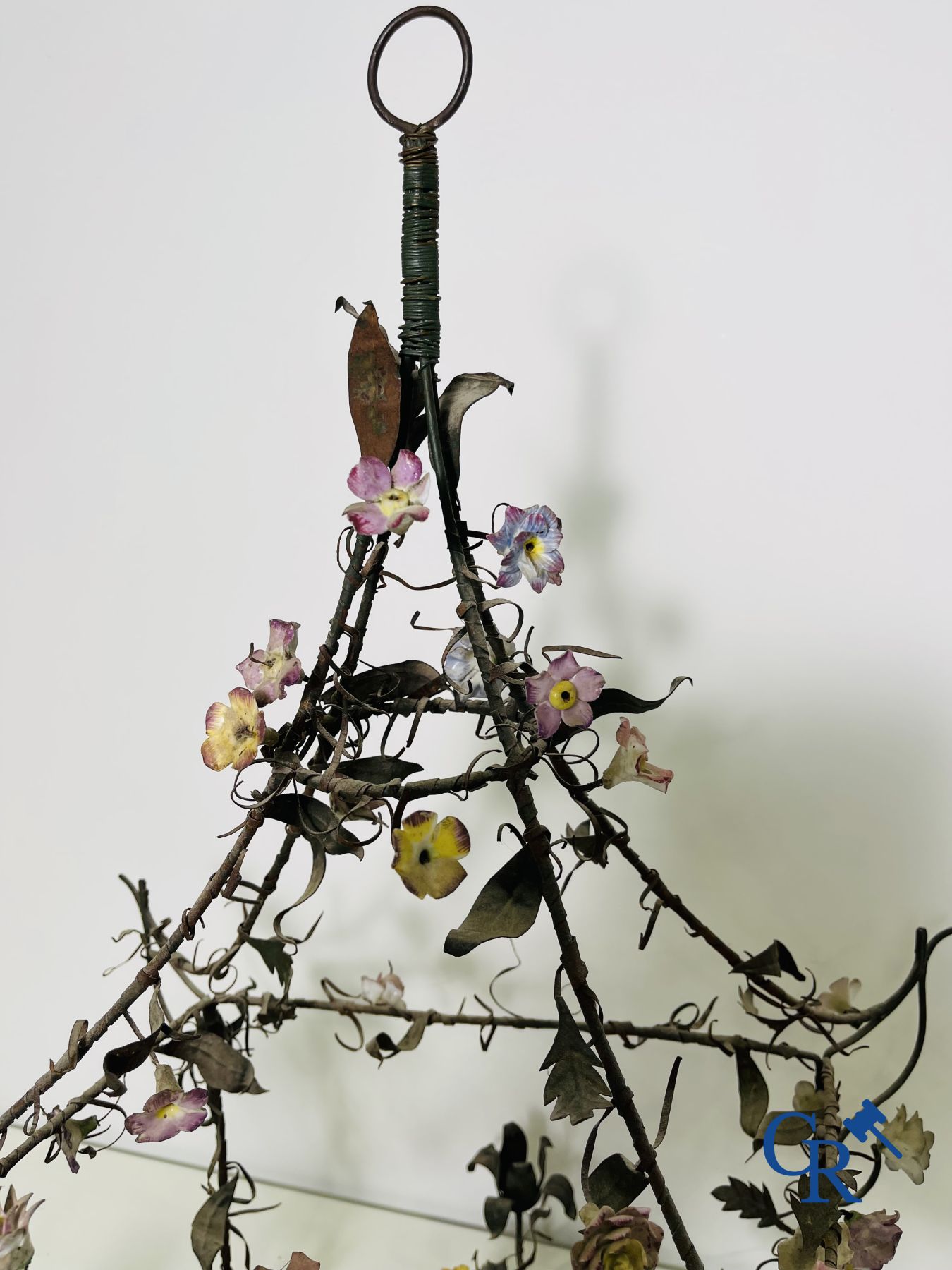 Chandelier with porcelain flowers and a bird in the manner of Meissen or Sèvres. 19th century. - Image 4 of 11