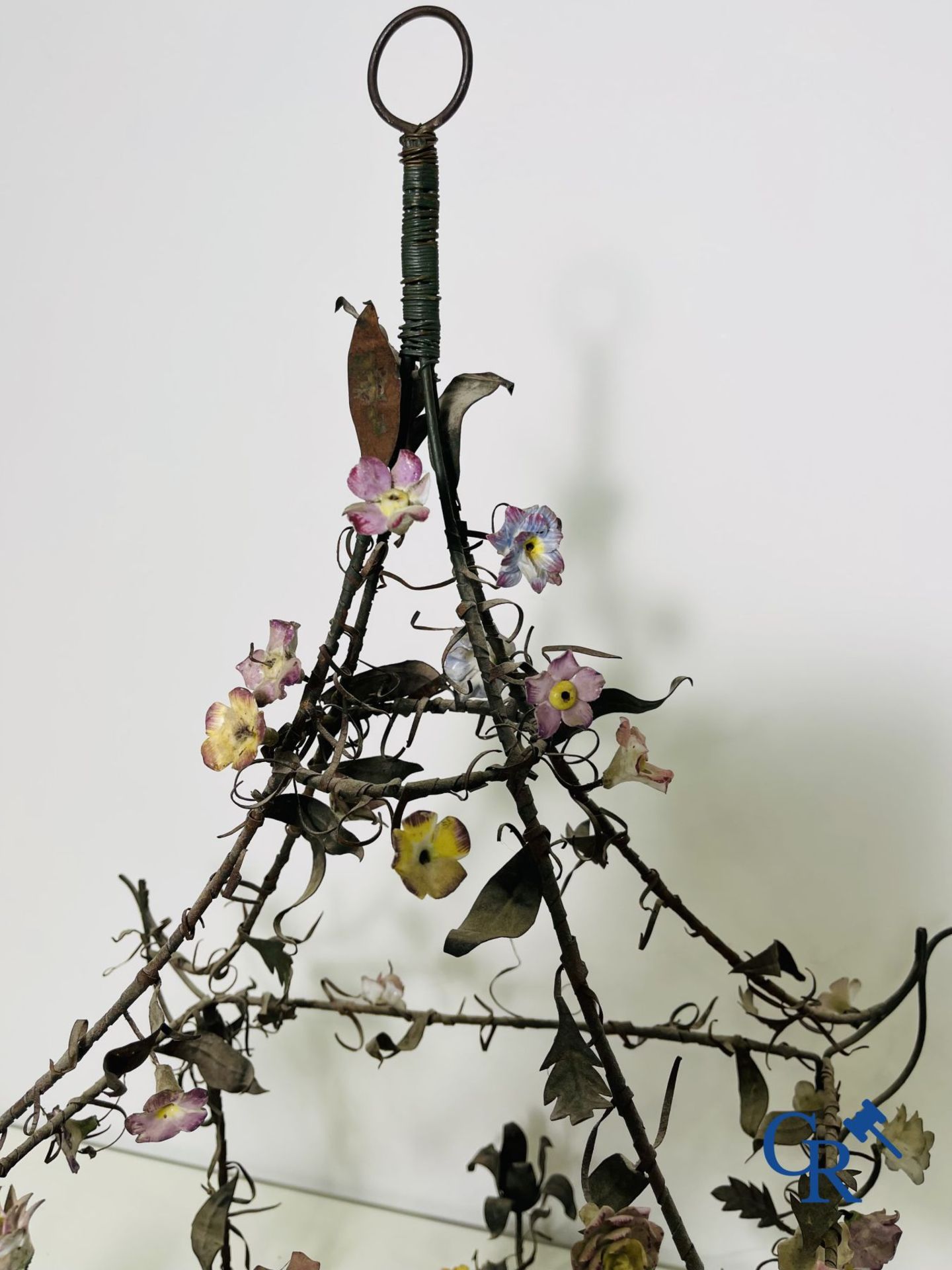 Chandelier with porcelain flowers and a bird in the manner of Meissen or Sèvres. 19th century. - Image 4 of 11