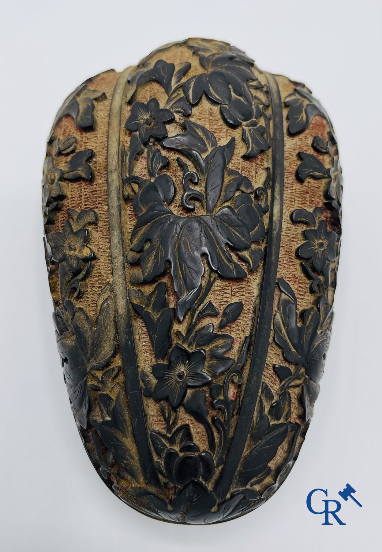 Asian Art: A finely carved Chinese lid box in black lacquer on a red background. - Image 9 of 12