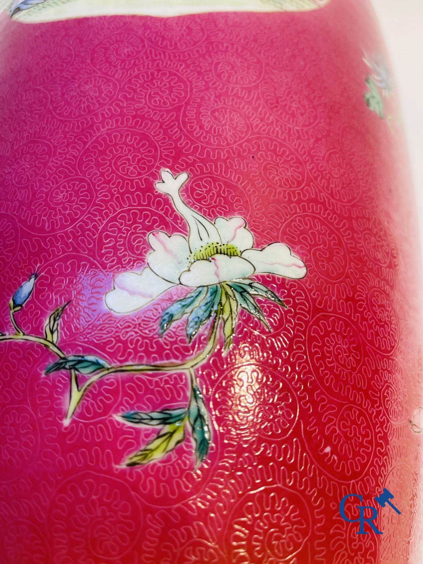 Chinese porcelain: A fine famille rose vase decorated on a red ruby background in sgraffito techniqu - Image 22 of 23