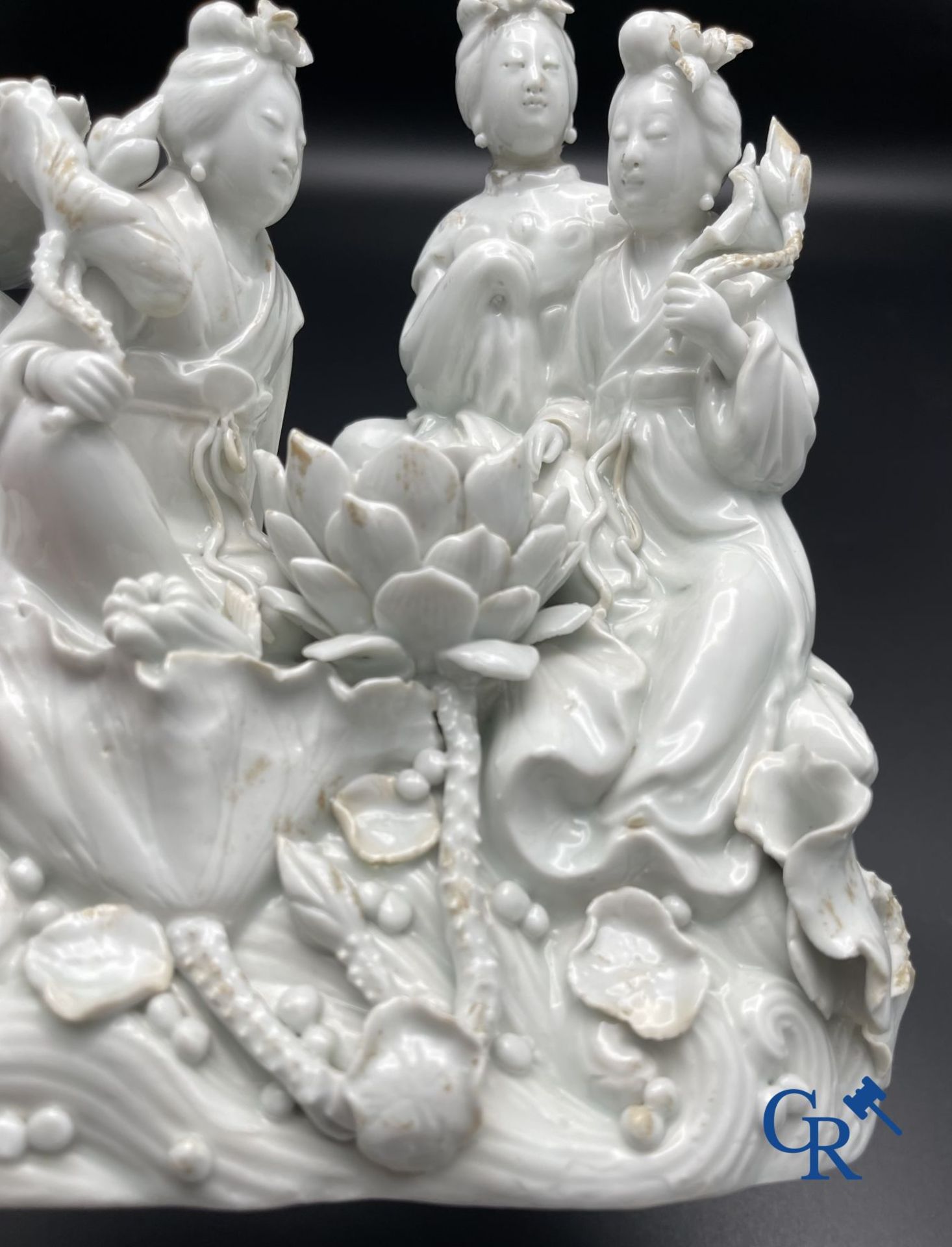 Chinese porcelain: A Buddhist lion and a group in blanc de Chine. - Bild 15 aus 28