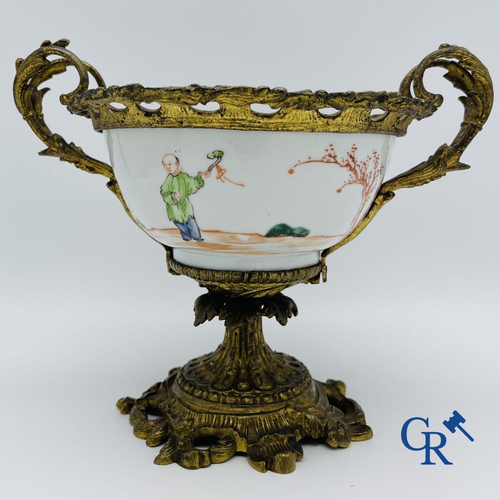 Chinese porcelain: An 18th century gilt-bronze mounted bowl in Chinese export porcelain. - Bild 3 aus 13