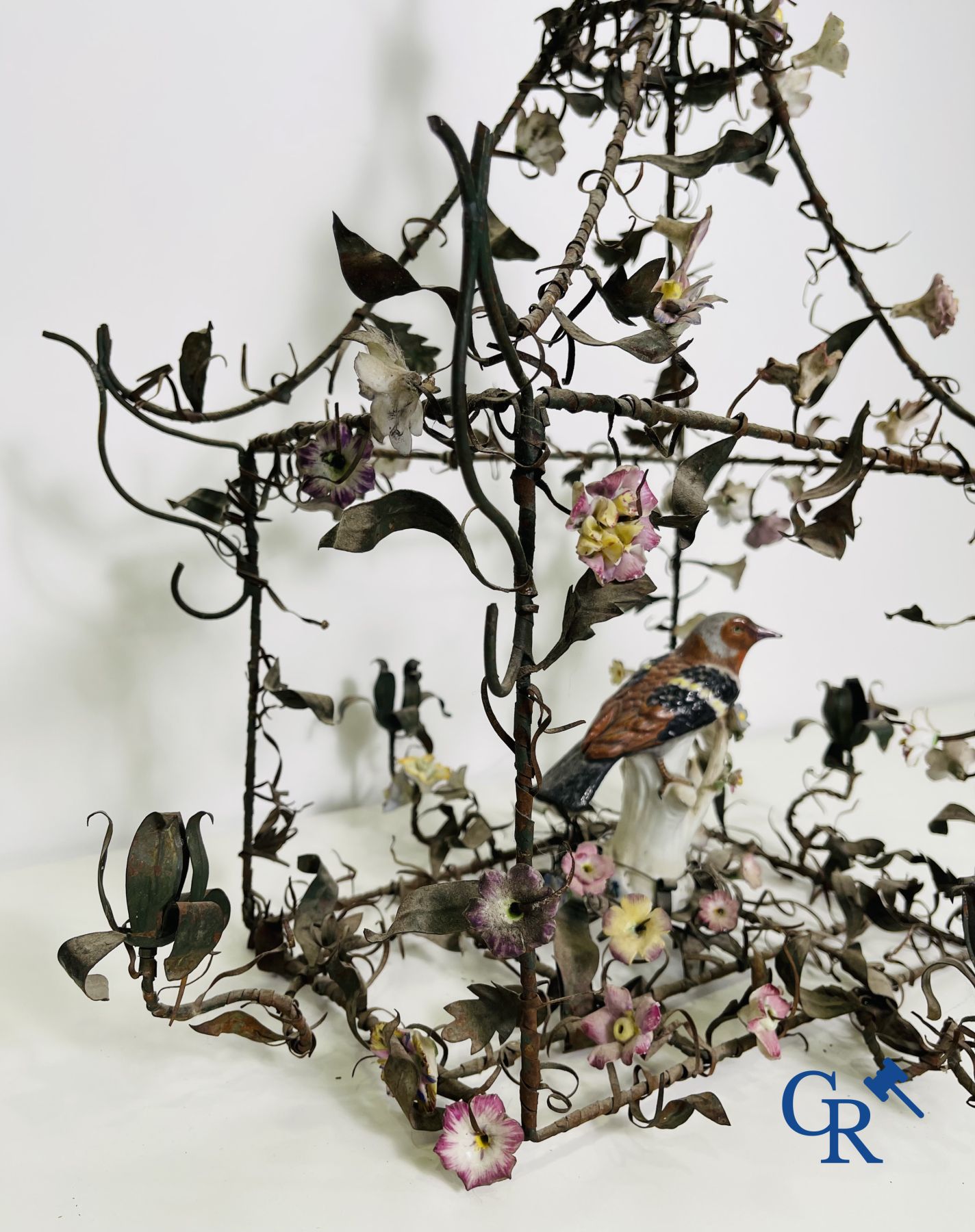 Chandelier with porcelain flowers and a bird in the manner of Meissen or Sèvres. 19th century. - Image 3 of 11
