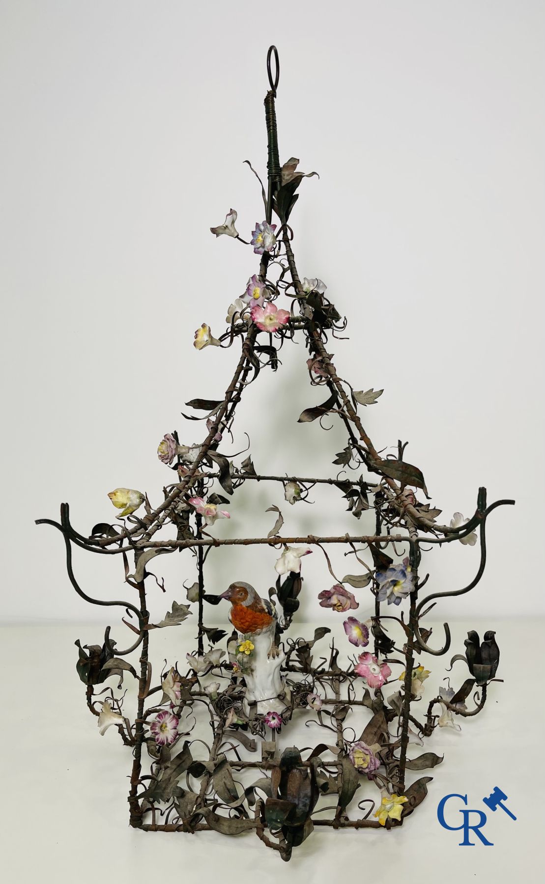 Chandelier with porcelain flowers and a bird in the manner of Meissen or Sèvres. 19th century. - Image 6 of 11