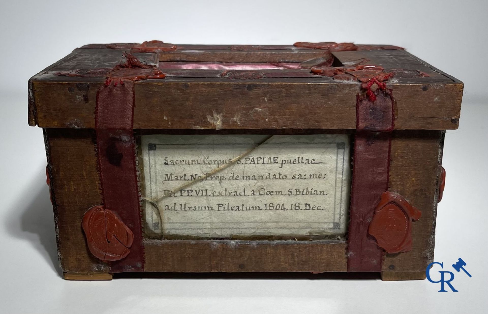 An antique wooden reliquary sealed with wax seals. Early 19th century. - Bild 2 aus 15