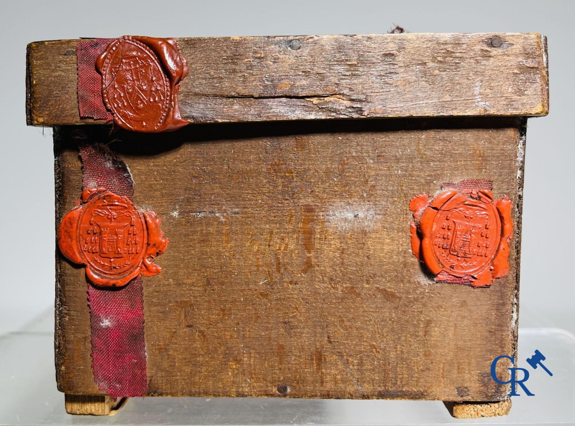 An antique wooden reliquary sealed with wax seals. Early 19th century. - Bild 10 aus 15