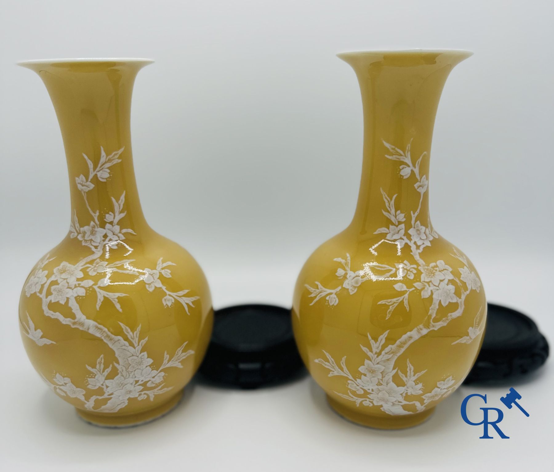 Chinese porcelain: Pair of Chinese vases with a floral decor on a yellow glazed surface. 20th centur - Image 5 of 6