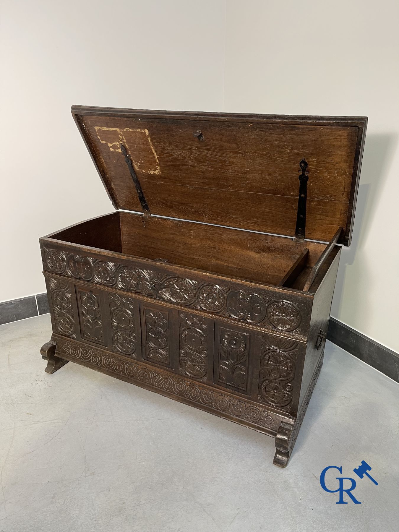 Furniture: Large sculpted oak chest. England, dated 1810. - Image 4 of 19