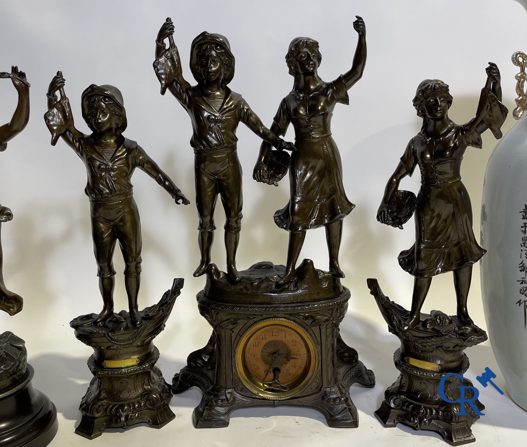 A lot of a Chinese vase, 2 statues and a fireplace set in spelter. - Image 5 of 7