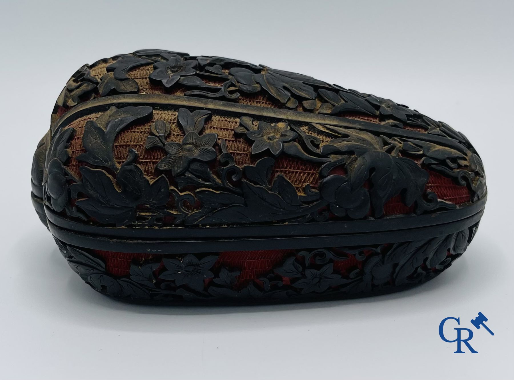 Asian Art: A finely carved Chinese lid box in black lacquer on a red background. - Image 3 of 12