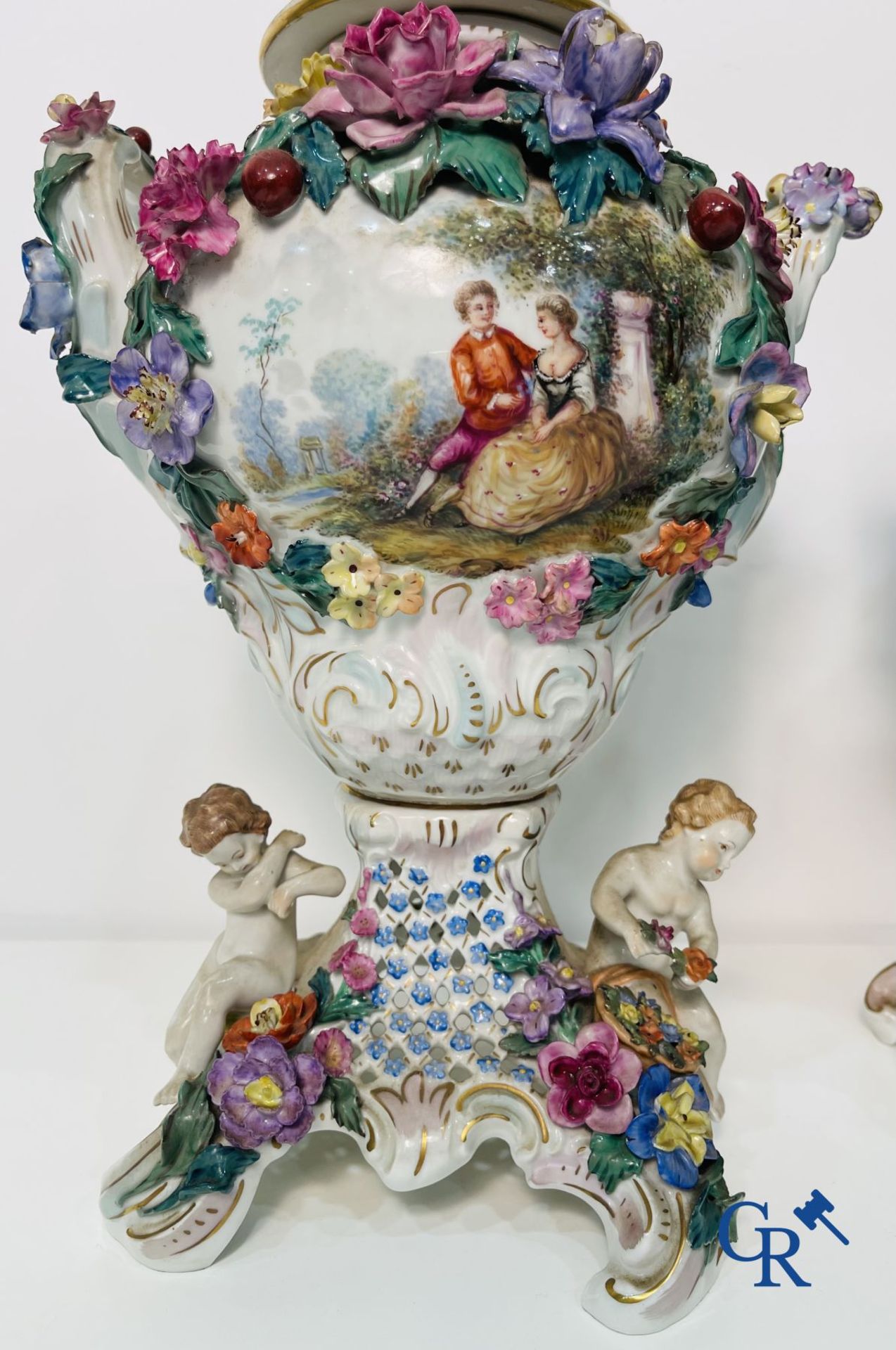 Dresden: A pair of openwork porcelain lid vases. - Image 7 of 16