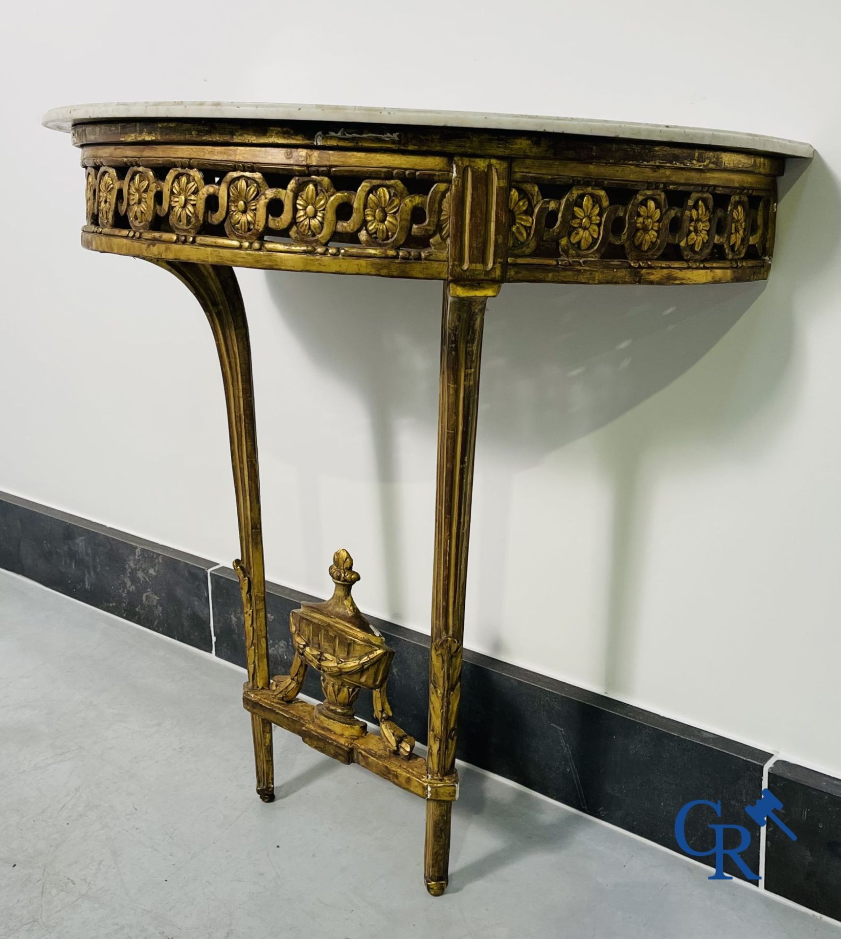 Furniture: Wood sculpted and gilded crescent shaped console. LXVI-period. - Image 3 of 18