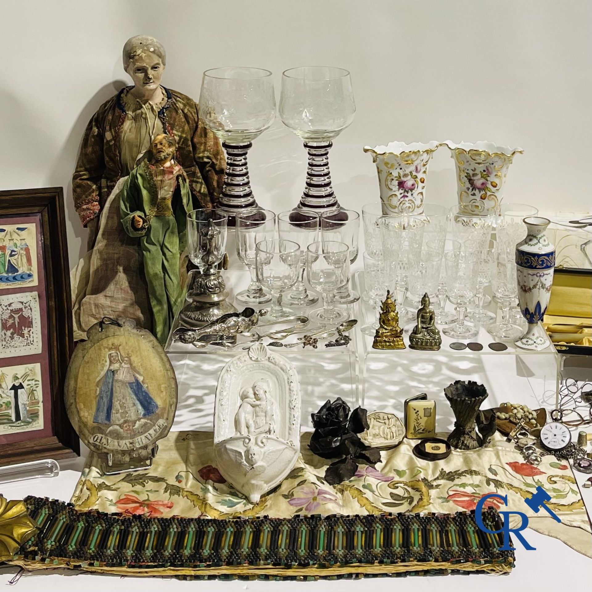 Nice lot with various antiques.