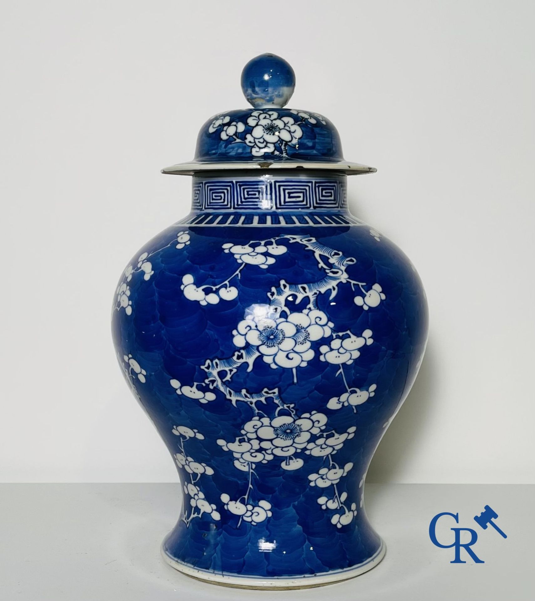 Chinese porcelain: a blue and white lid vase and a few ginger jars. - Image 4 of 16