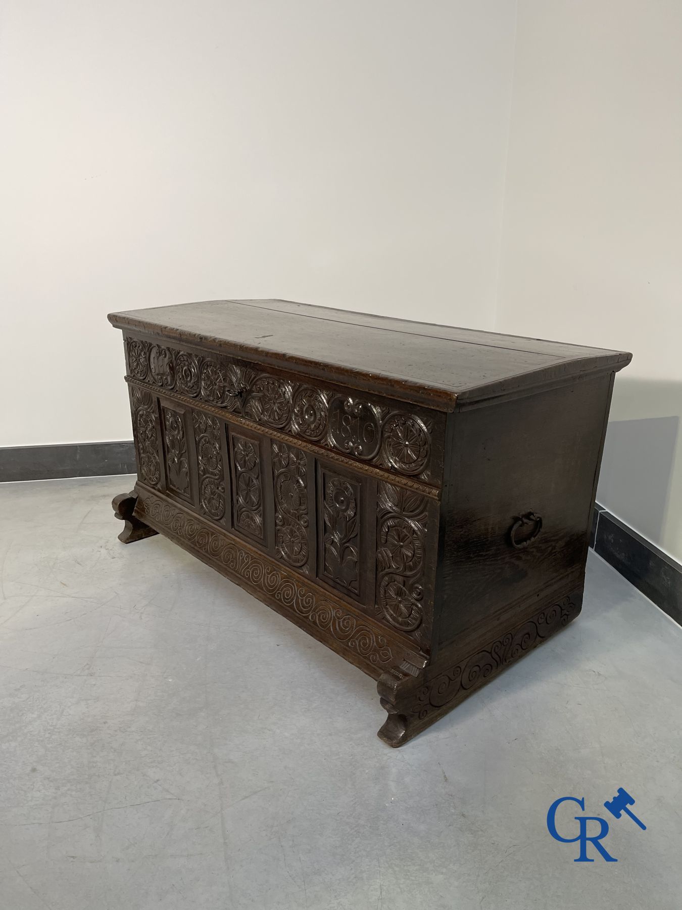Furniture: Large sculpted oak chest. England, dated 1810. - Image 3 of 19