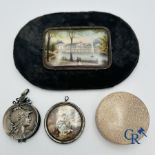Jewellery/Display case objects: Lot consisting of a miniature painting, 2 pendants and a box