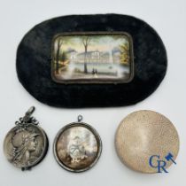 Jewellery/Display case objects: Lot consisting of a miniature painting, 2 pendants and a box