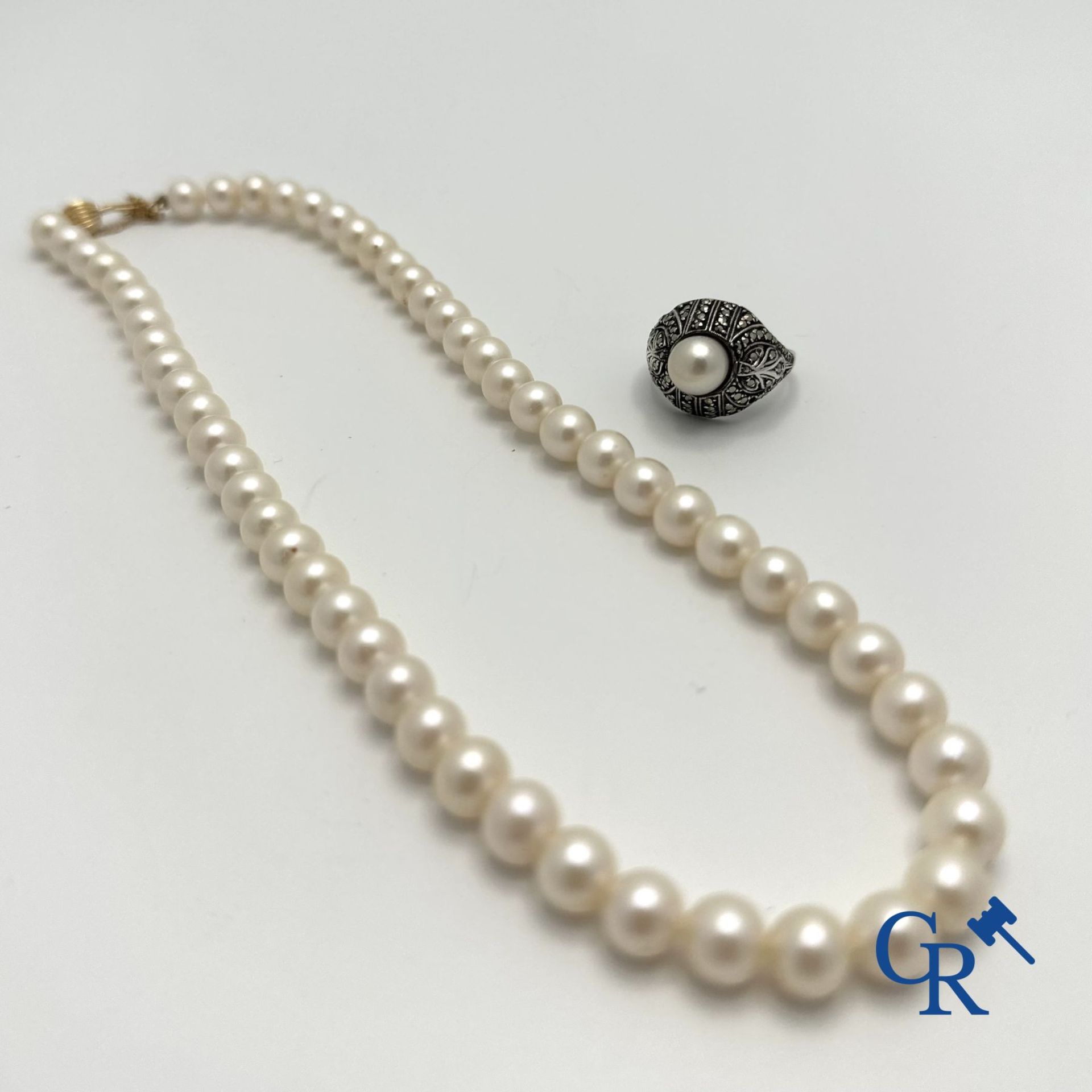 Jewellery: Lot consisting of a pearl necklace with gold clasp 18K and a ring in silver (935°/00) - Image 2 of 4