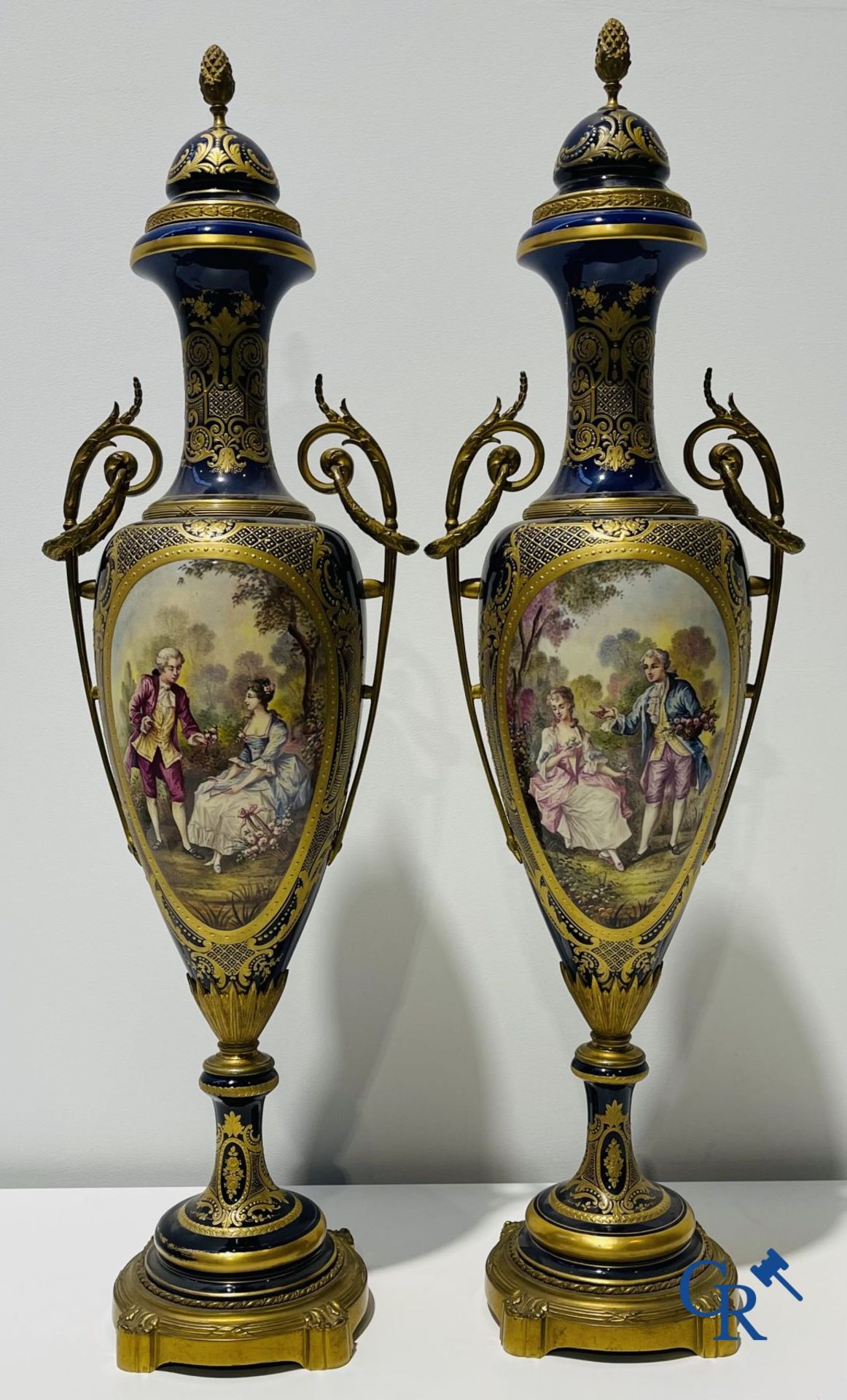 Sèvres: Poitevin. Pair of large vases in faience and bronze frames with romantic scenes. LXVI style. - Bild 3 aus 17