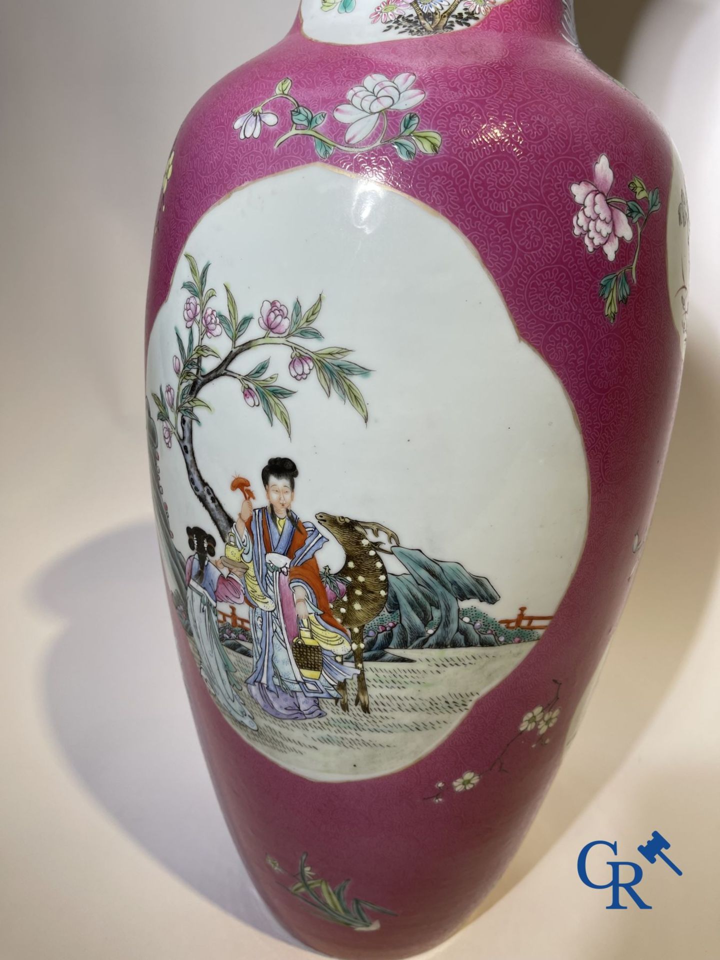 Chinese porcelain: A fine famille rose vase decorated on a red ruby background in sgraffito techniqu - Image 10 of 23