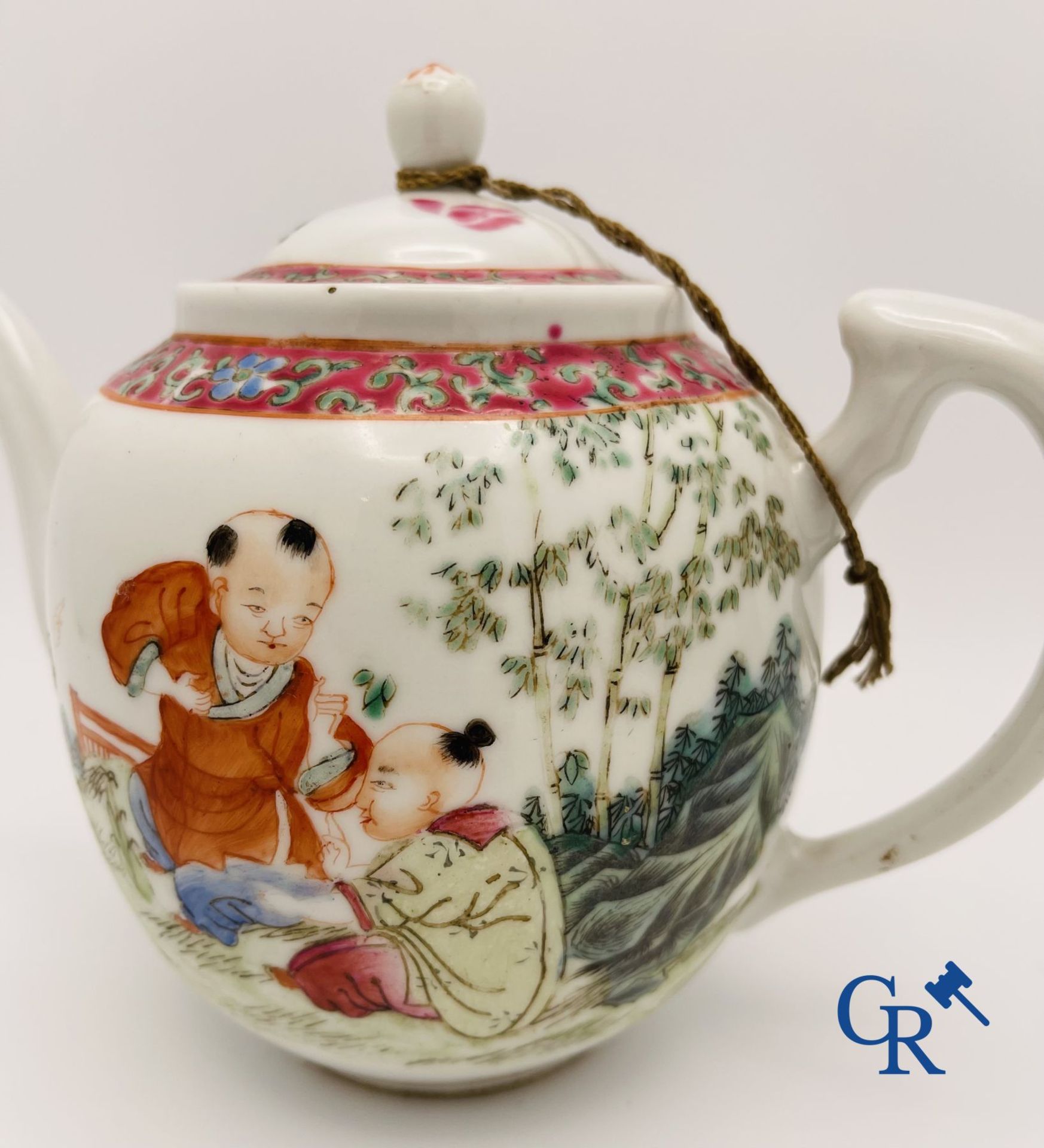 Asian Art: Chinese teapot in famille rose porcelain with a decor of  playing children. - Bild 3 aus 8