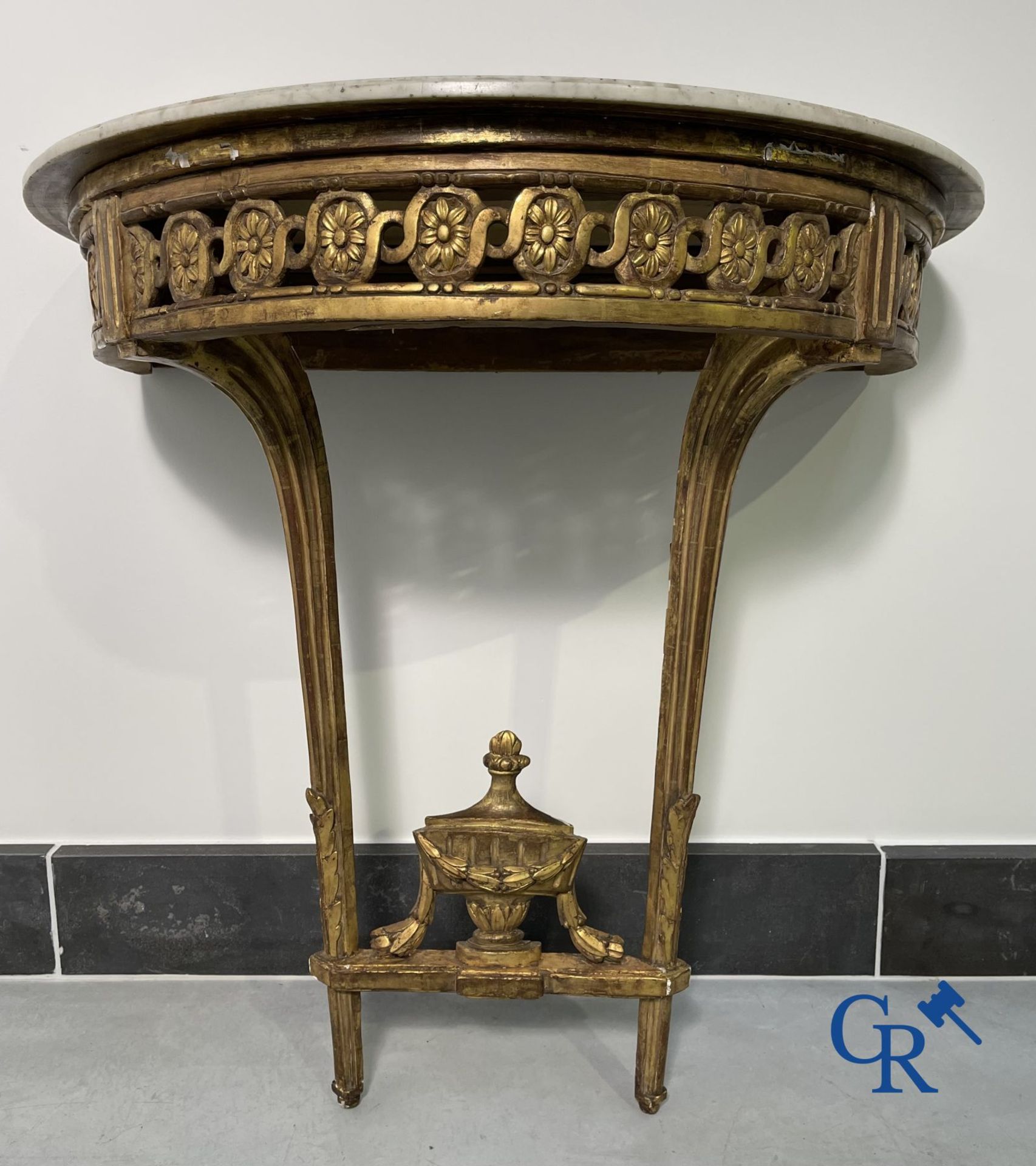 Furniture: Wood sculpted and gilded crescent shaped console. LXVI-period. - Image 2 of 18