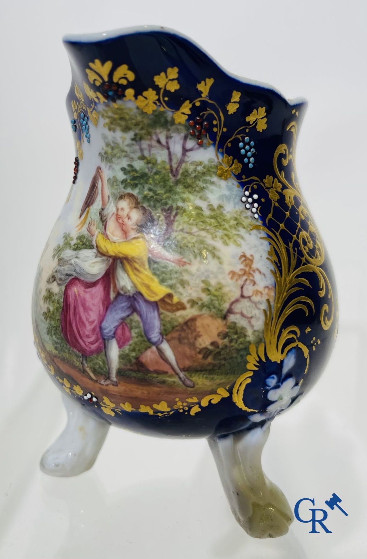 Vincennes 18th century. A three-legged milk jug in soft porcelain with lapis blue background. - Bild 6 aus 15