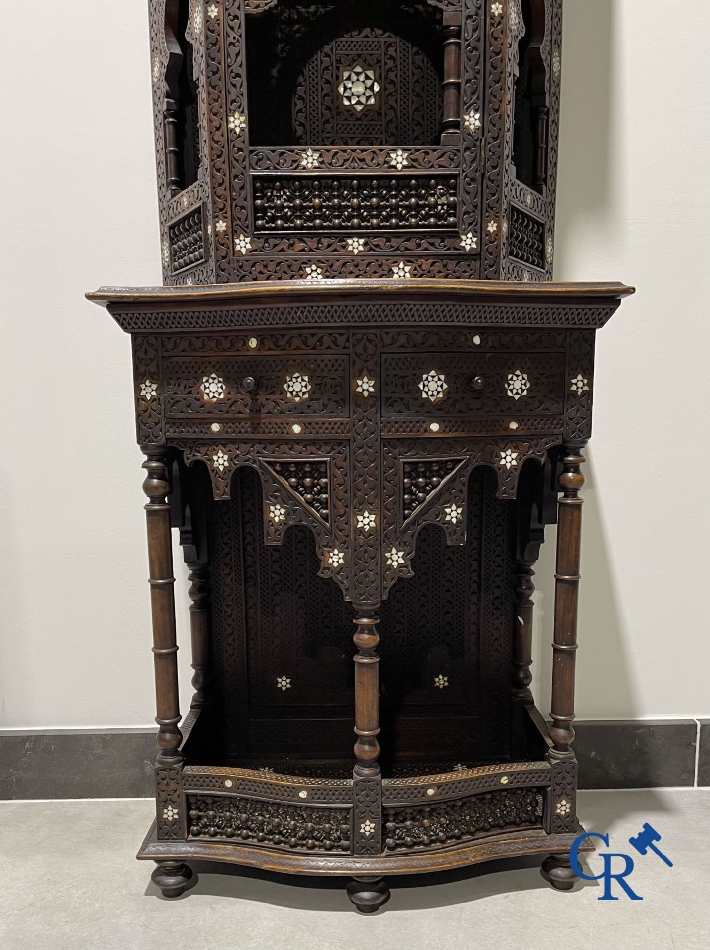 Sculpted furniture with inlays of ebony and mother-of-pearl. Syria, early 19th century. - Bild 4 aus 22
