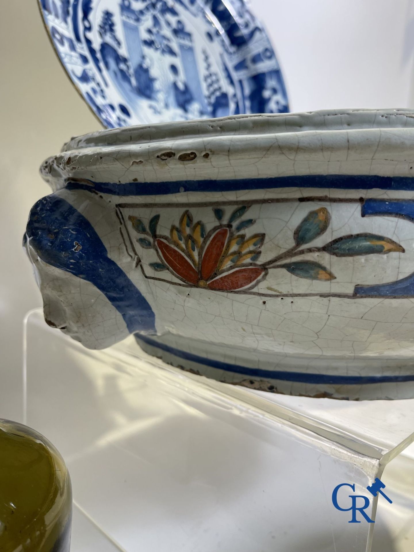 A part of a North French fountain and various pieces in faience and various antiques. - Bild 10 aus 22