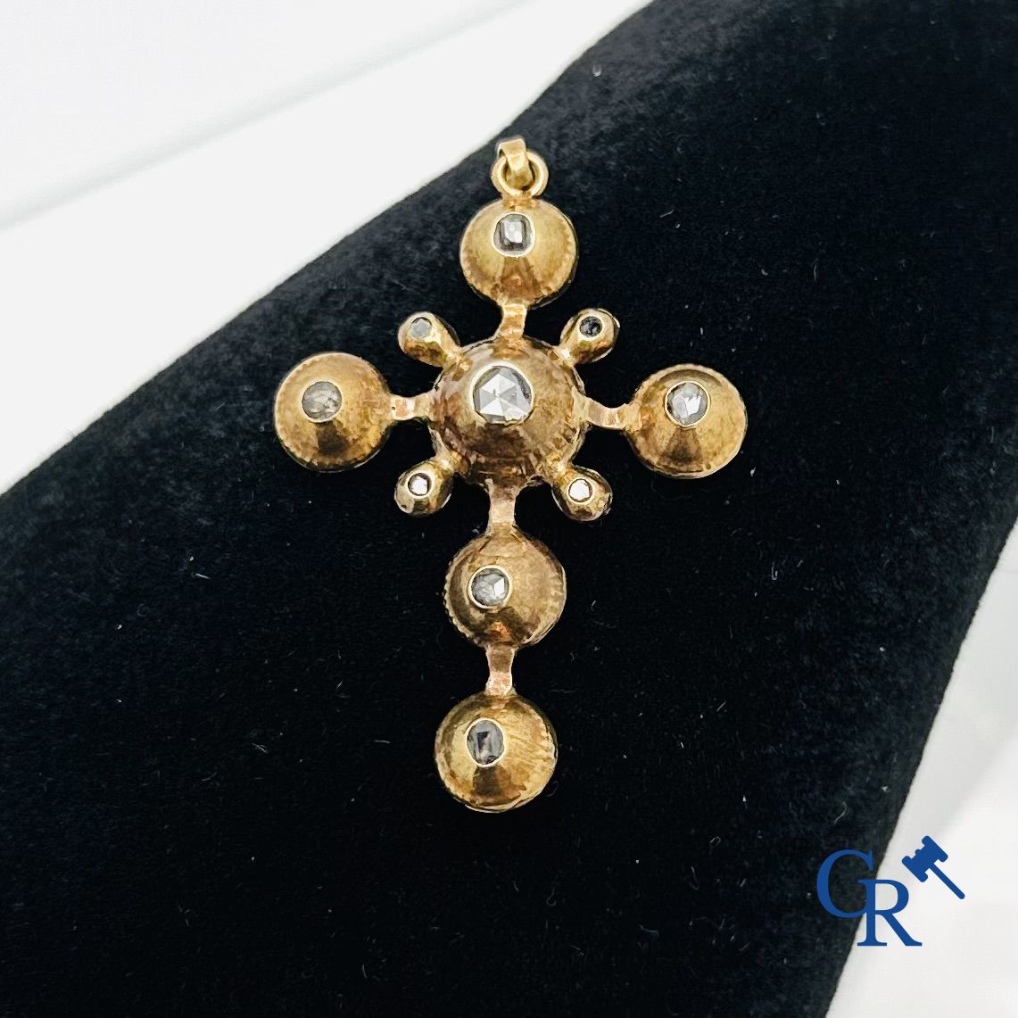 Jewellery: Flemish cross in gold 18K set with diamonds. - Image 3 of 3