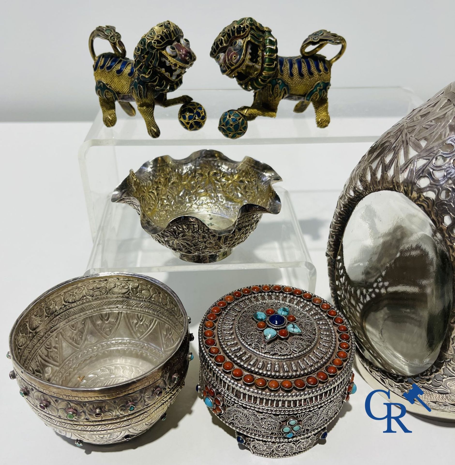A lot with various silver objects and a pair of Buddhist enamelled copper lions. - Image 2 of 14