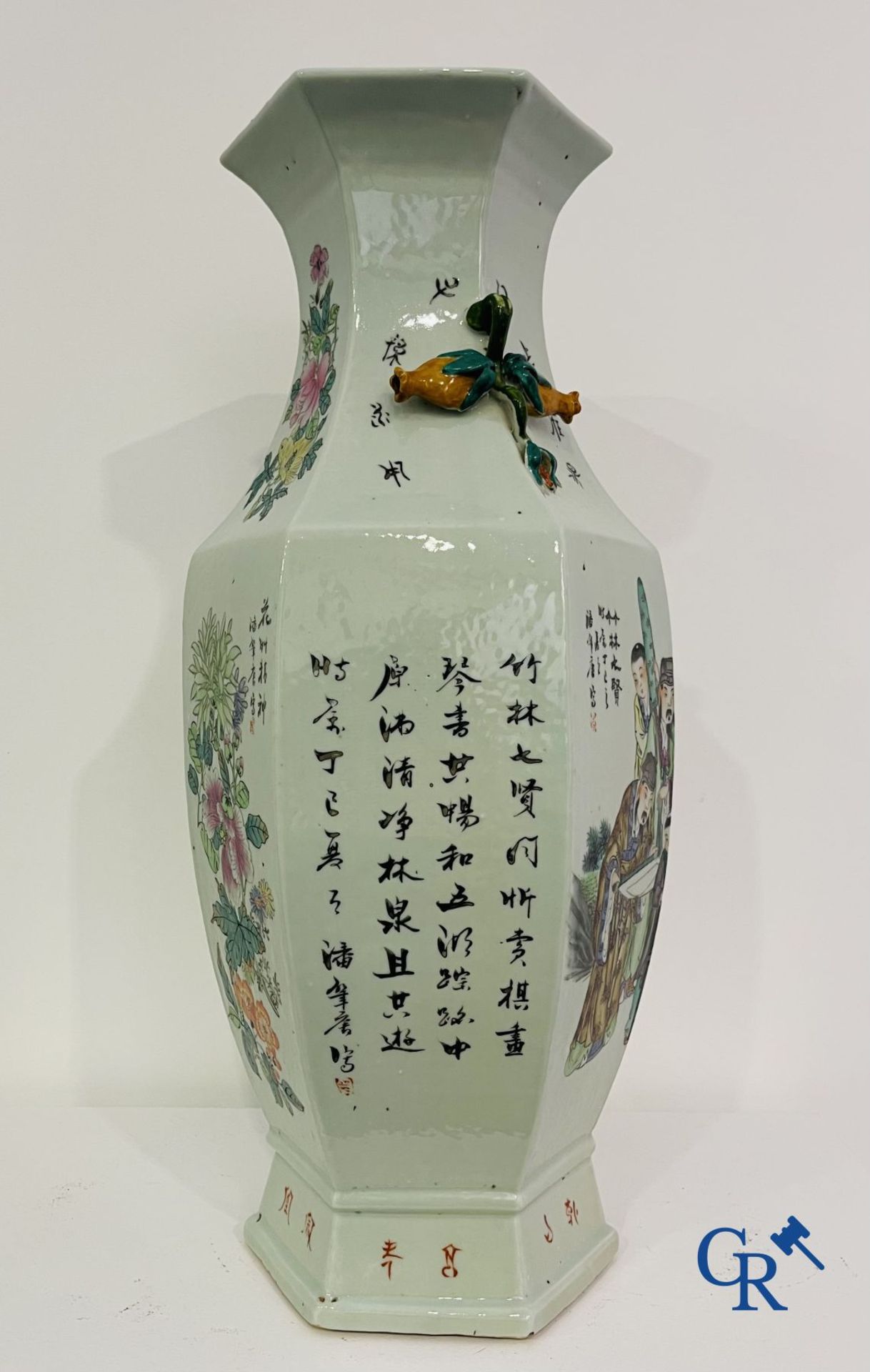 Asian Art: Chinese porcelain. A hexagonal Chinese Famille rose vase with sages and scholars. 19/20th - Image 8 of 22