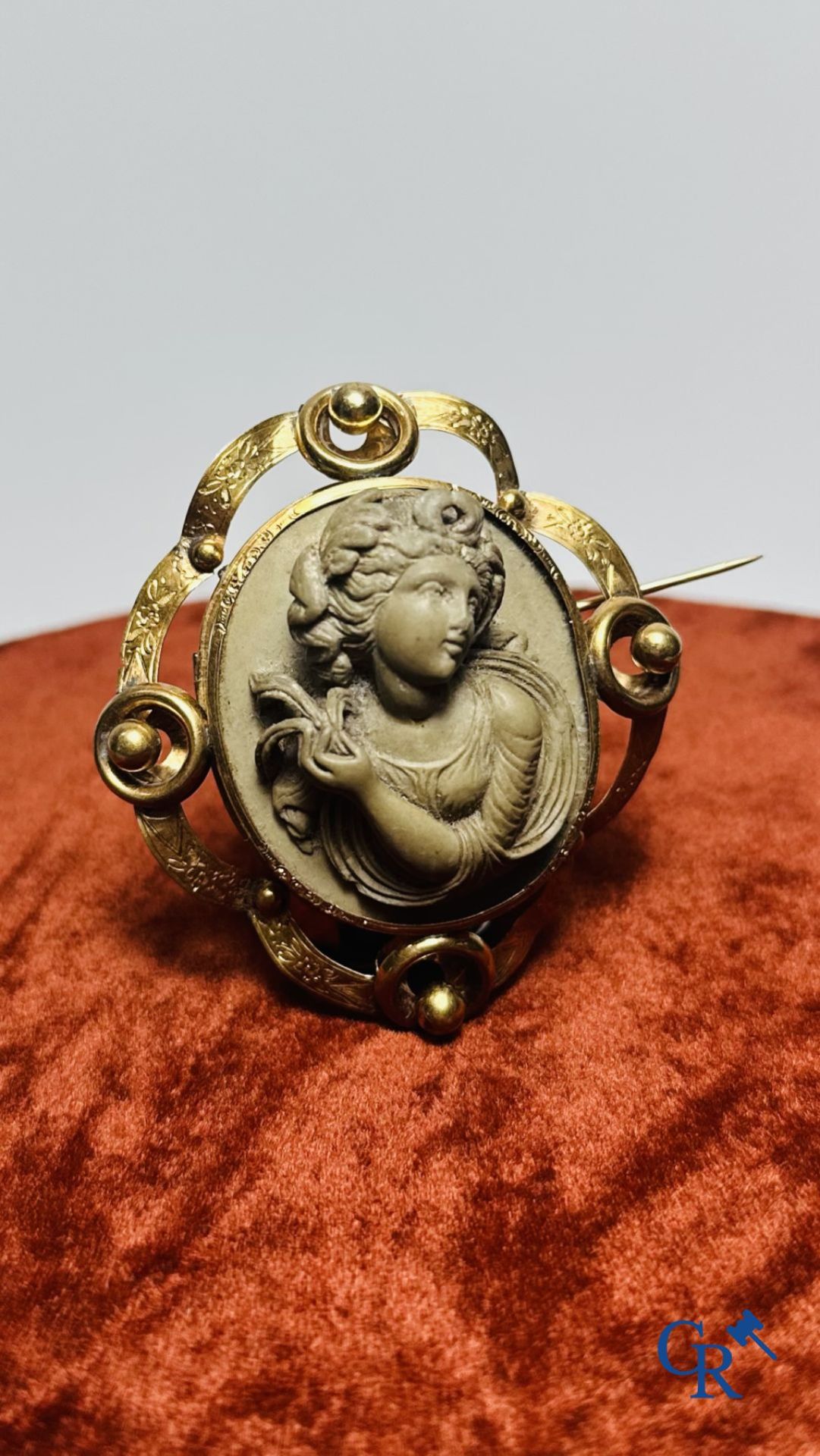 Jewellery: Large gold brooch 18K (750°/00) with a representation of a goddess. (good condition - mar - Image 2 of 6