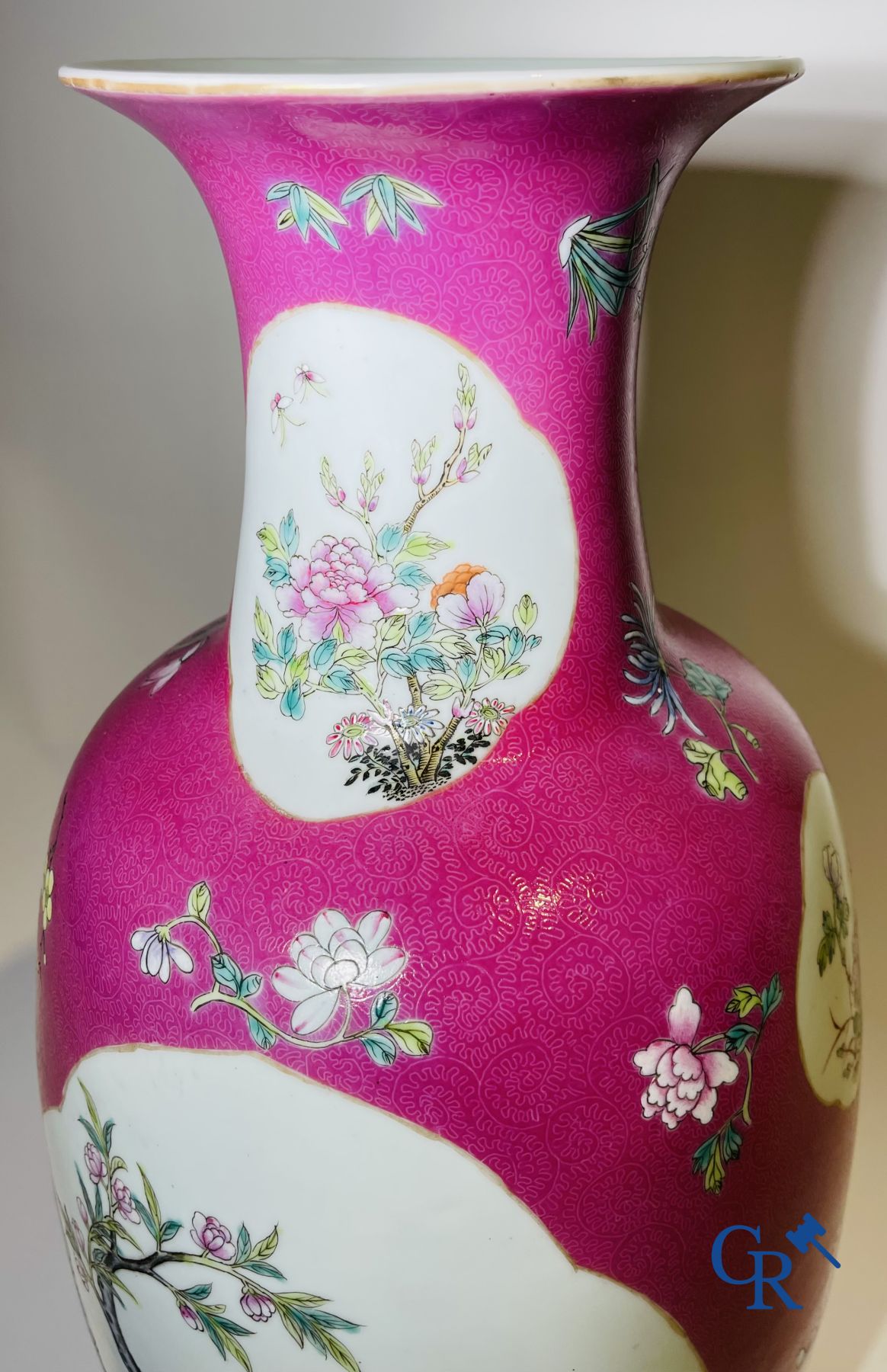 Chinese porcelain: A fine famille rose vase decorated on a red ruby background in sgraffito techniqu - Image 8 of 23