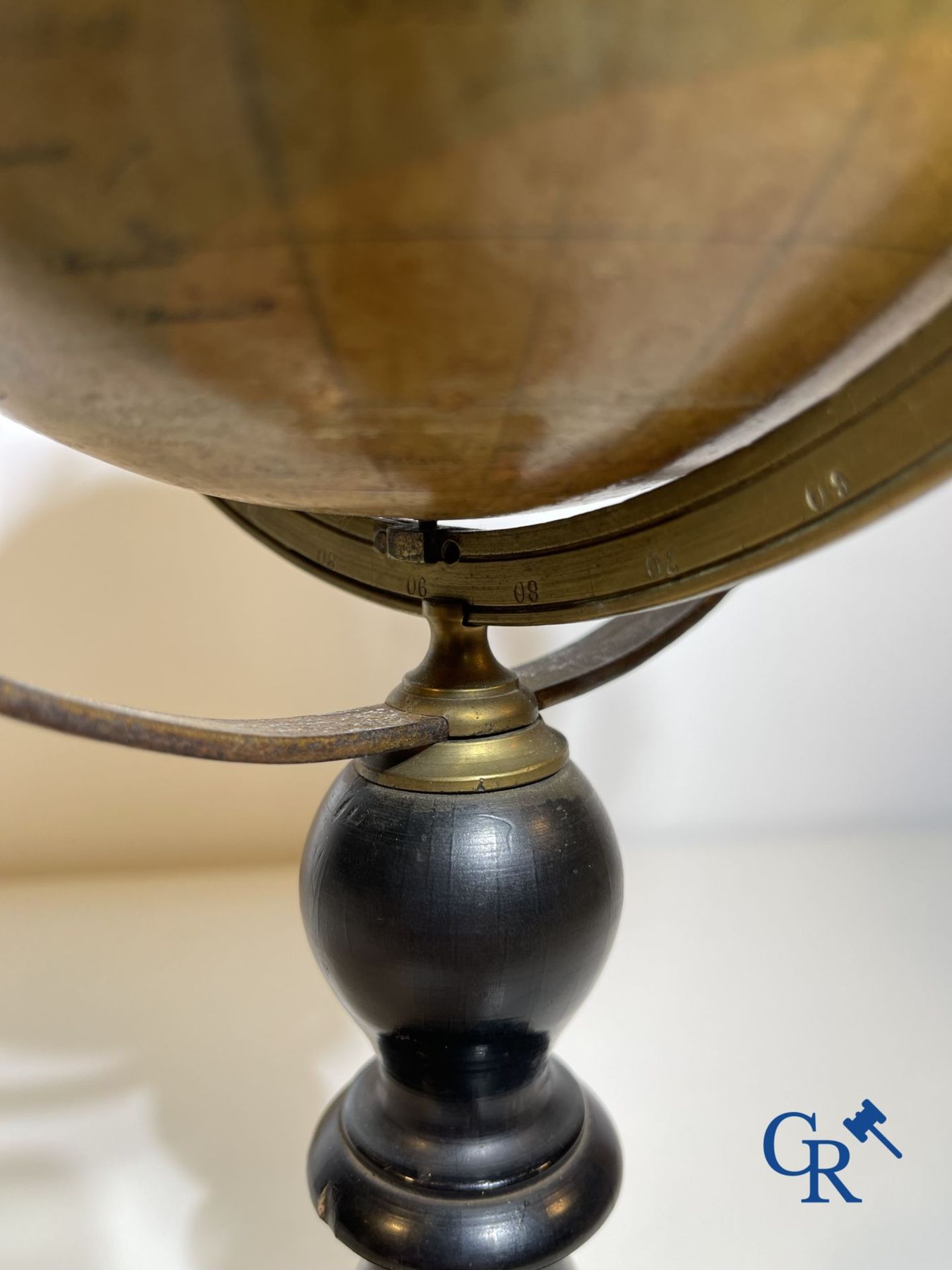 An antique globe with meridian circle on a black lacquered wooden base. 19th century. - Bild 7 aus 10