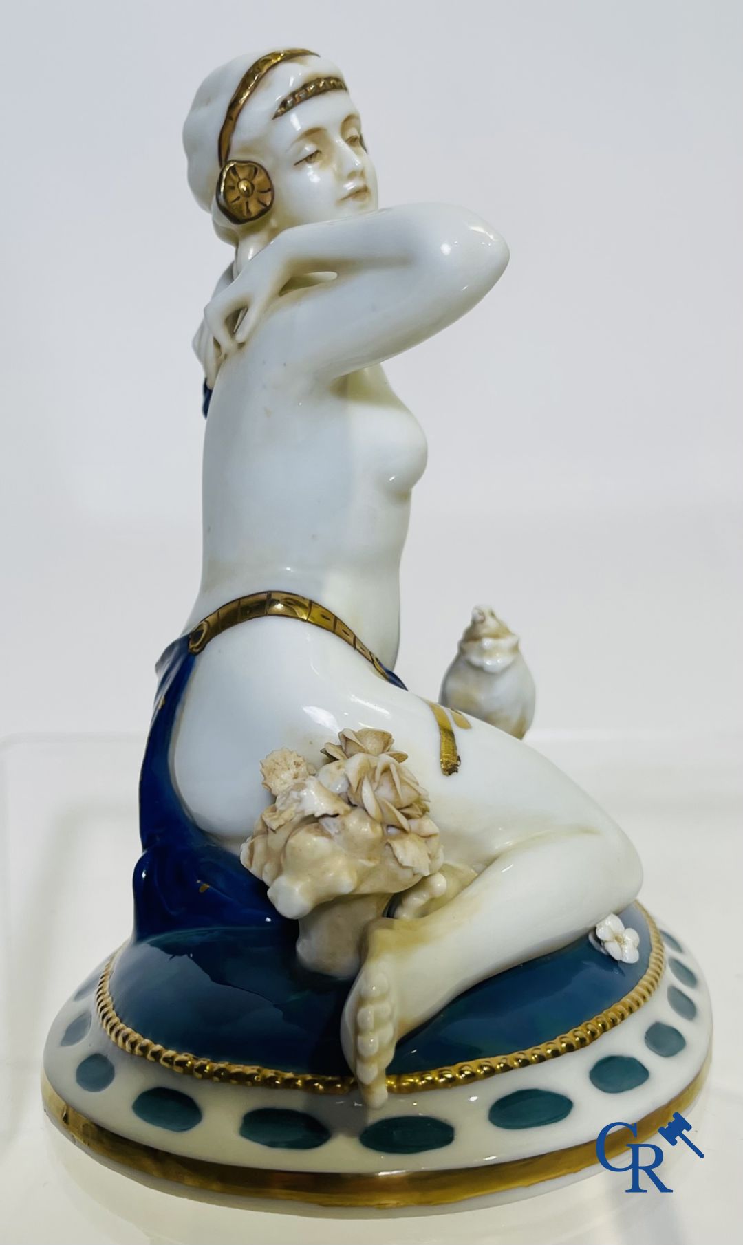 Art deco: An art deco sculpture in finely marked porcelain. - Image 5 of 9