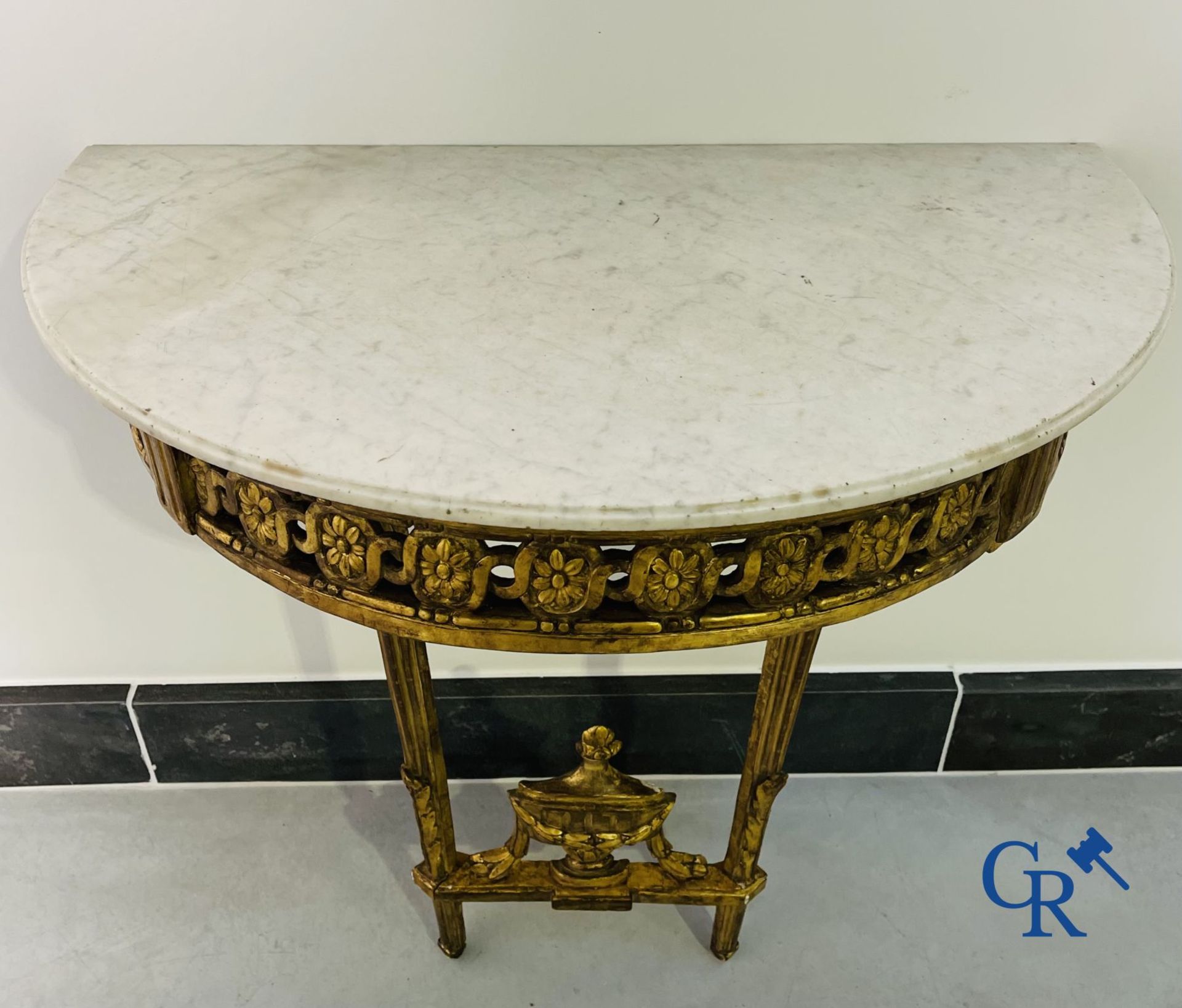 Furniture: Wood sculpted and gilded crescent shaped console. LXVI-period. - Image 10 of 18