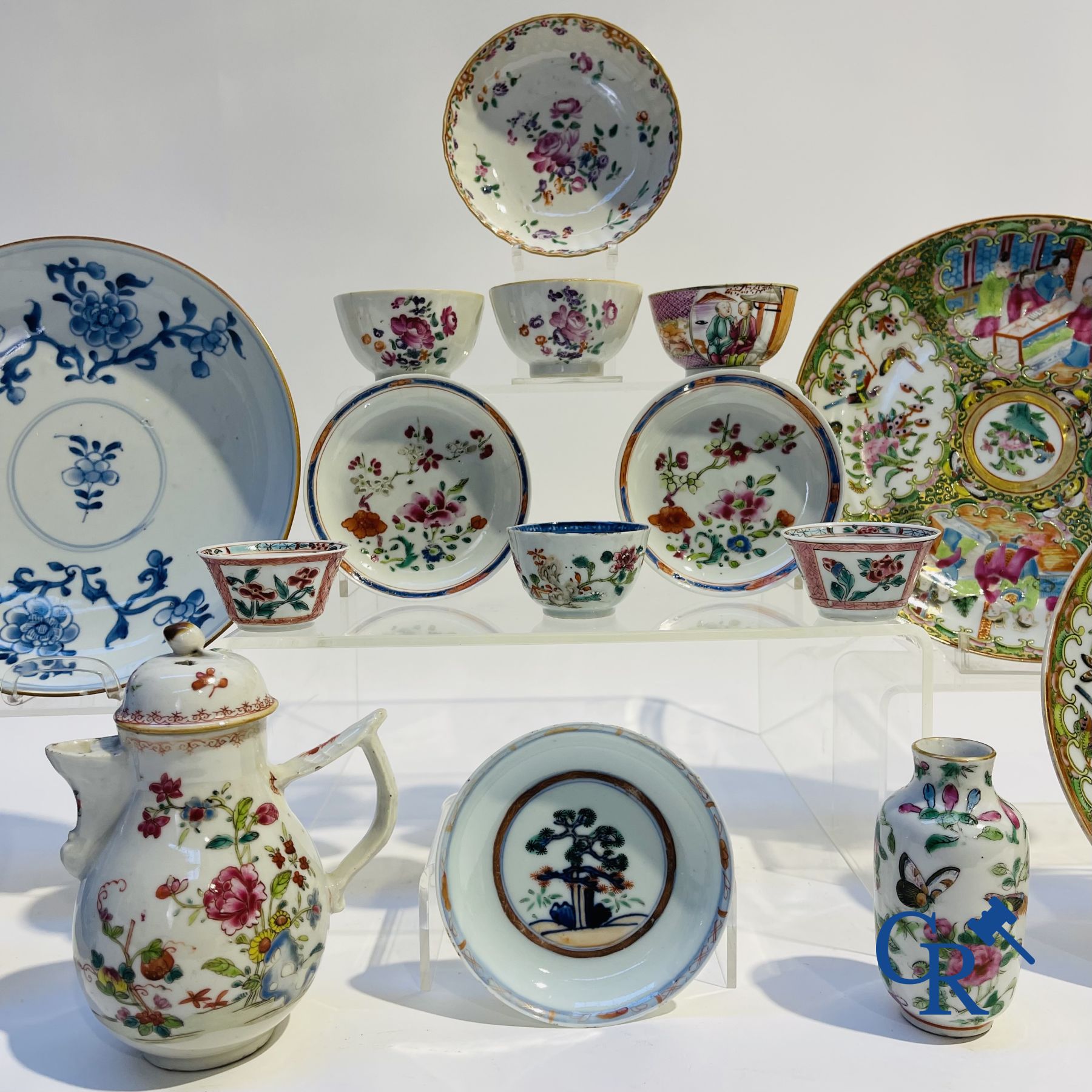 Chinese porcelain: 16 pieces of 18th and 19th century Chinese porcelain. - Image 2 of 33