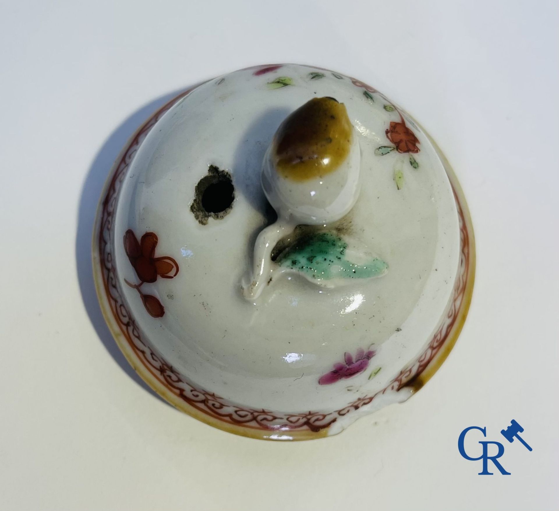 Chinese porcelain: 16 pieces of 18th and 19th century Chinese porcelain. - Image 16 of 33